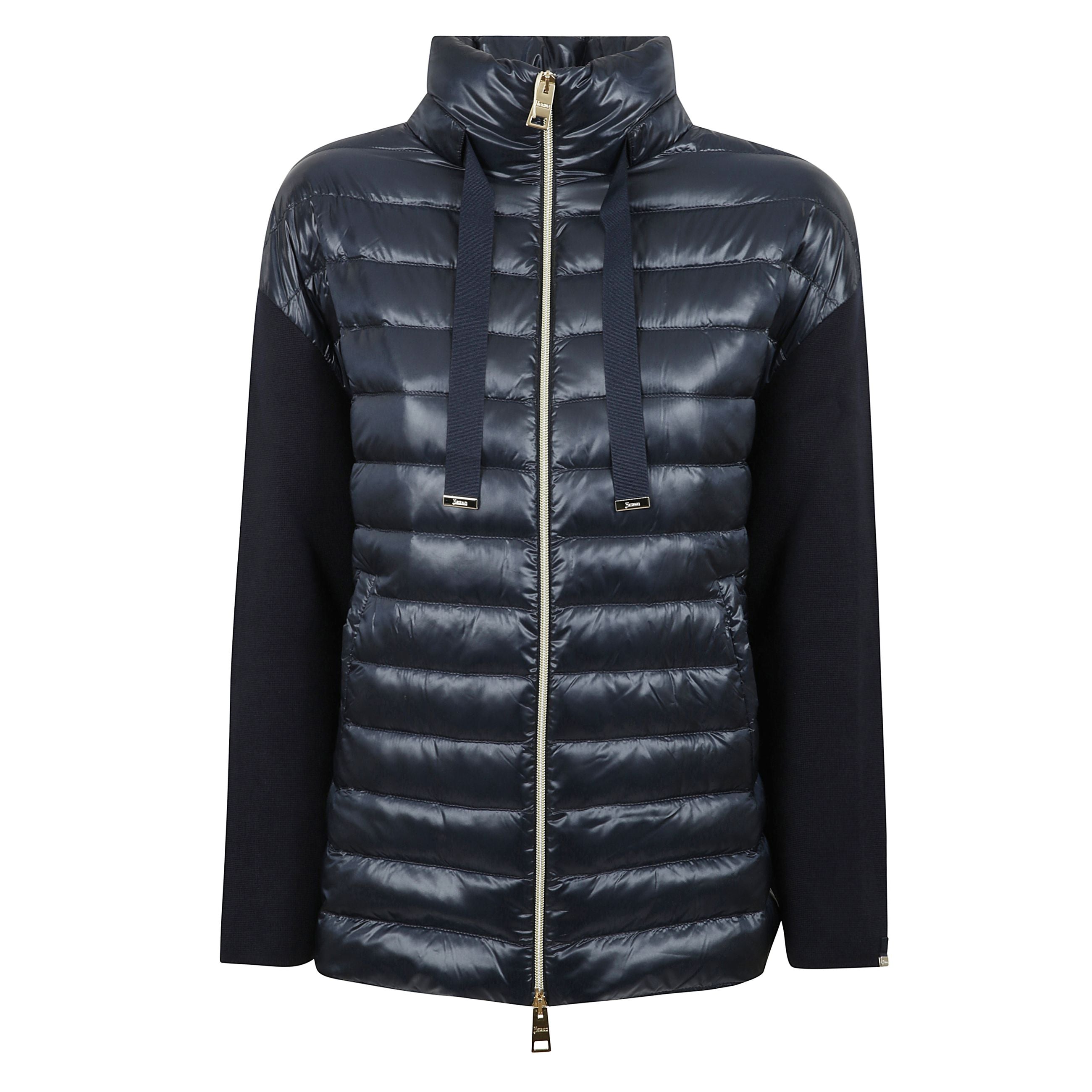 Piumino realizzato in bimateriale. nylon ultralight con imbottitura in leggerissimo piumino d'oca nella parte frontale, maglia lavorata sulle maniche e sul retro. dettaglio in gros grain sul collo.