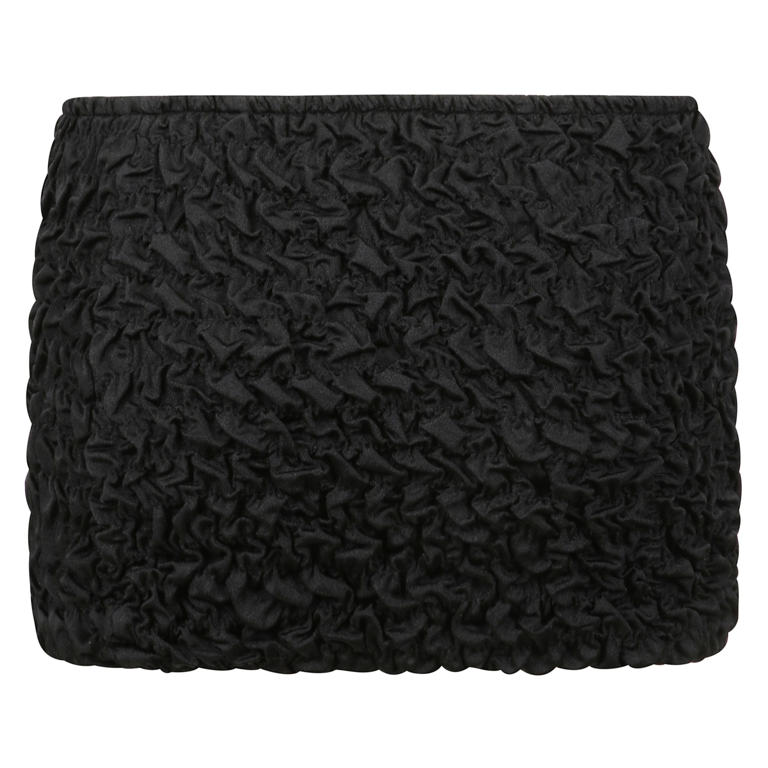 La mini gonna da spiaggia lia è realizzata in tessuto shirring per un drappo perfettamente lussuoso.