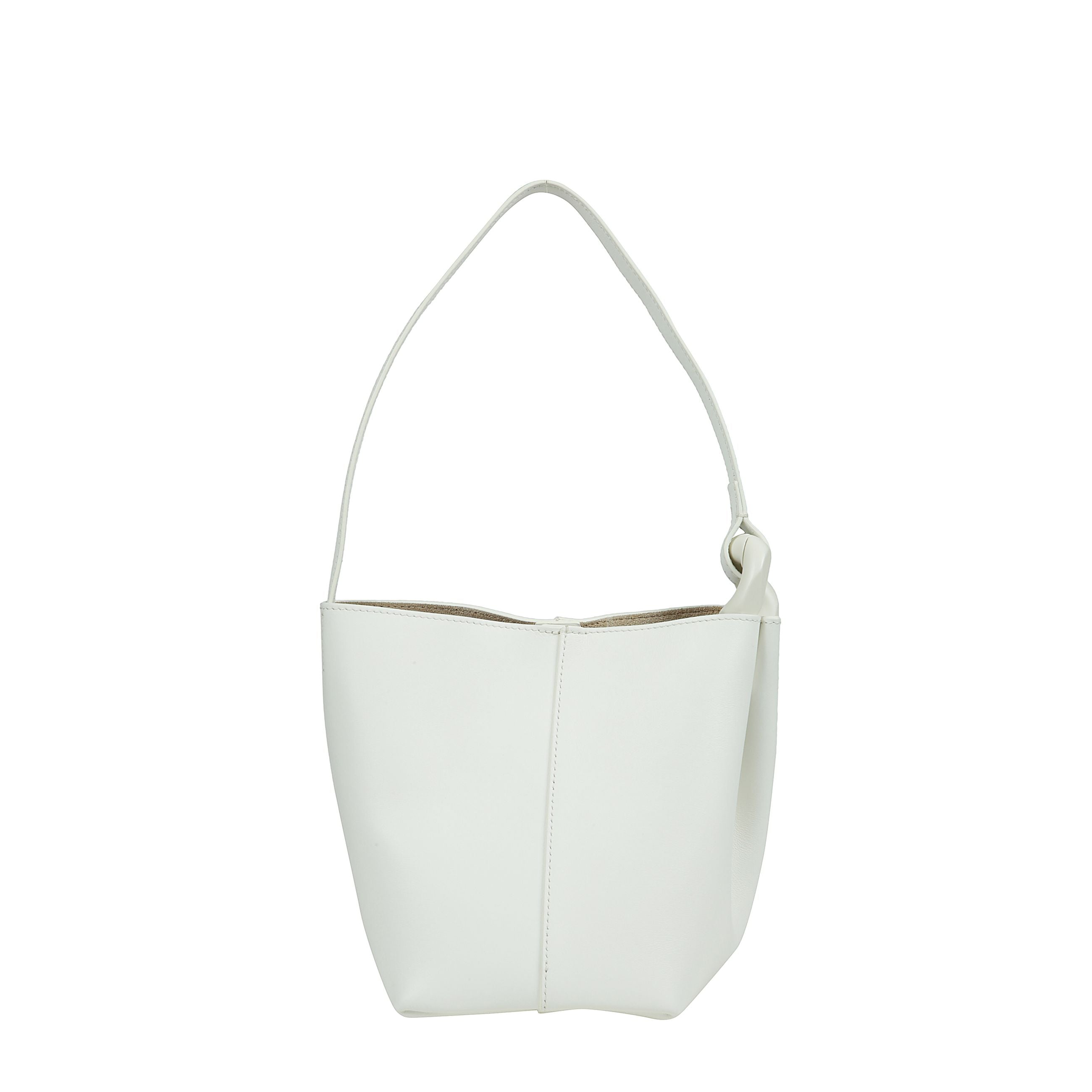 Borsa corner bucket small di jw anderson realizzata in pelle pieno fiore, ha scomparto unico e manico superiore con chain applicato con chiusura magnetica interna, dimensioni 20 x 15 x 14 cm.