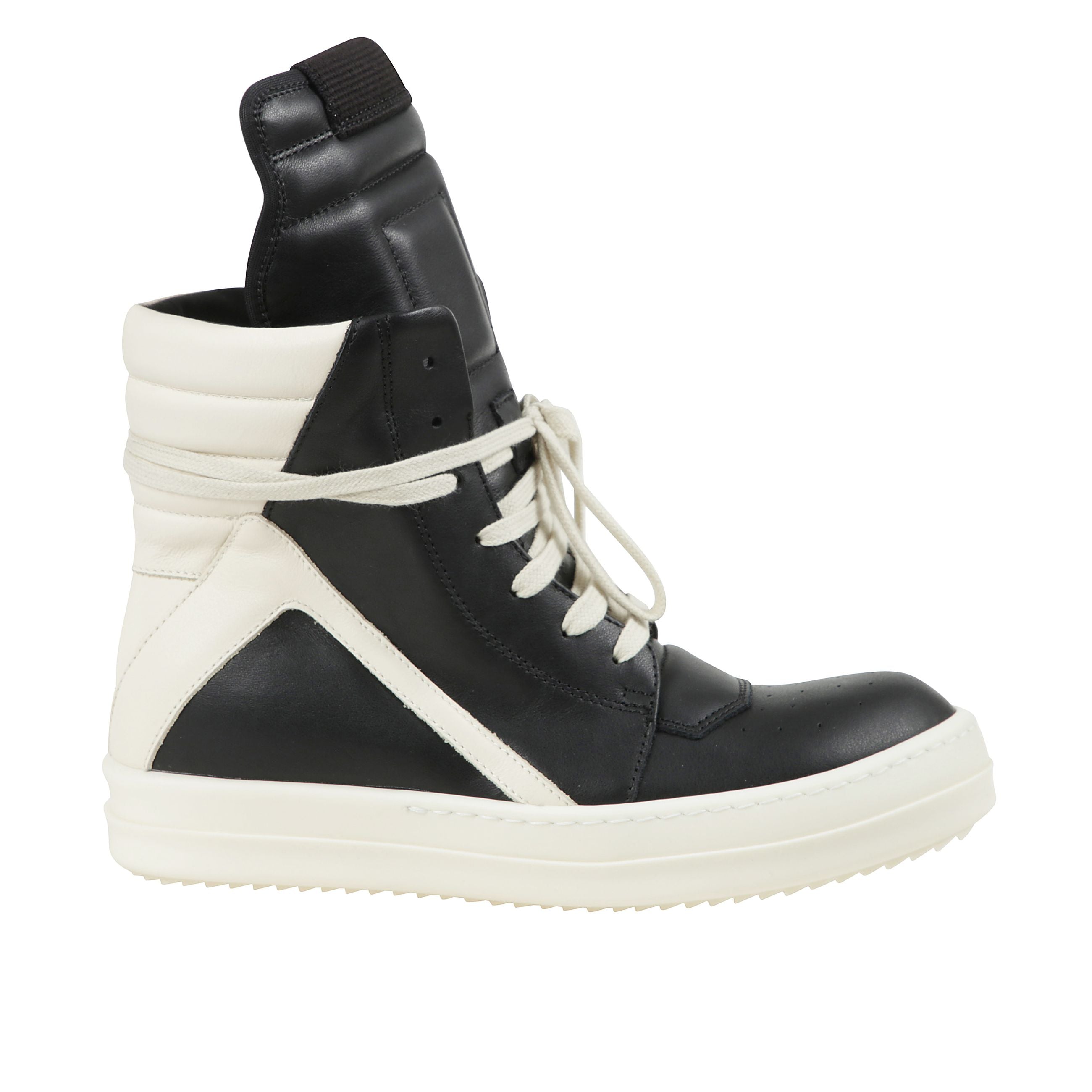 Sneakers geobasket high-top in pelle bicolore. chiusura laterale con zip e allacciatura frontale con lacci. dettagli con strisce a contrasto. suola a cassetta in gomma con dente di squalo.