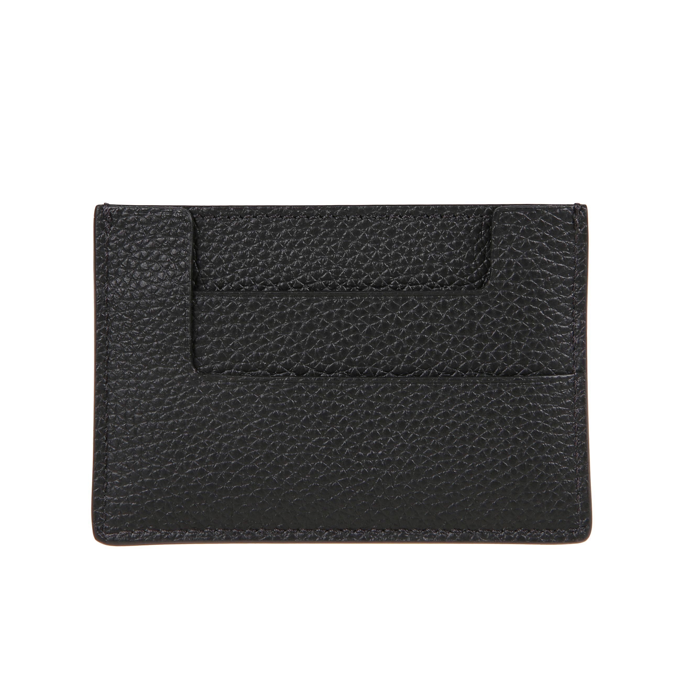 Portacarte in pelle dal design compatto ed elegante con bordi smussati. fessure per tessere multiple e logo a contrasto con monogramma tf, distintive del brand tom ford.