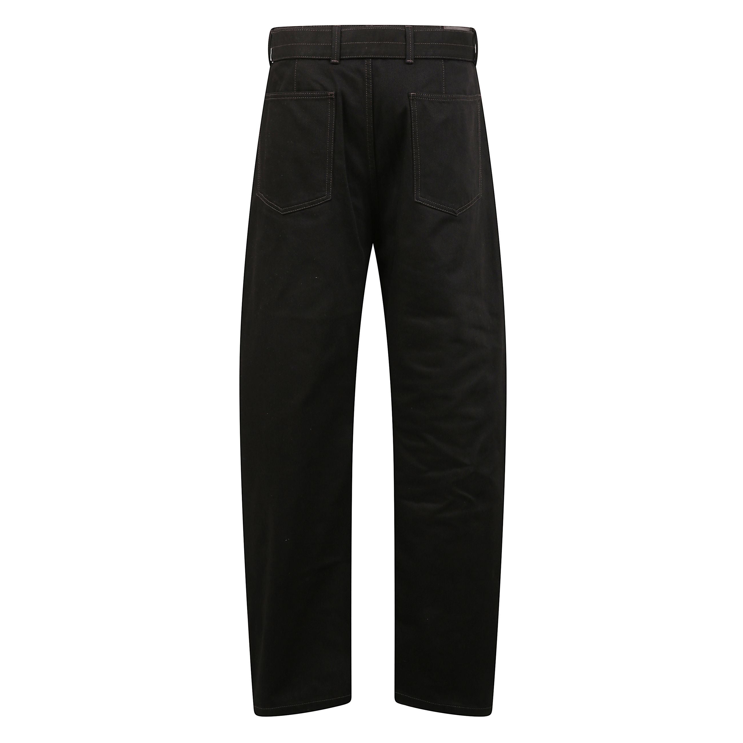 Jeans a vita alta con gamba ampia in denim. chiusura con zip e gancetto. cintura in tessuto in vita. due tasche frontali a fessura e due tasche applicate sul retro. etichetta con logo lemaire a contrasto sul retro.