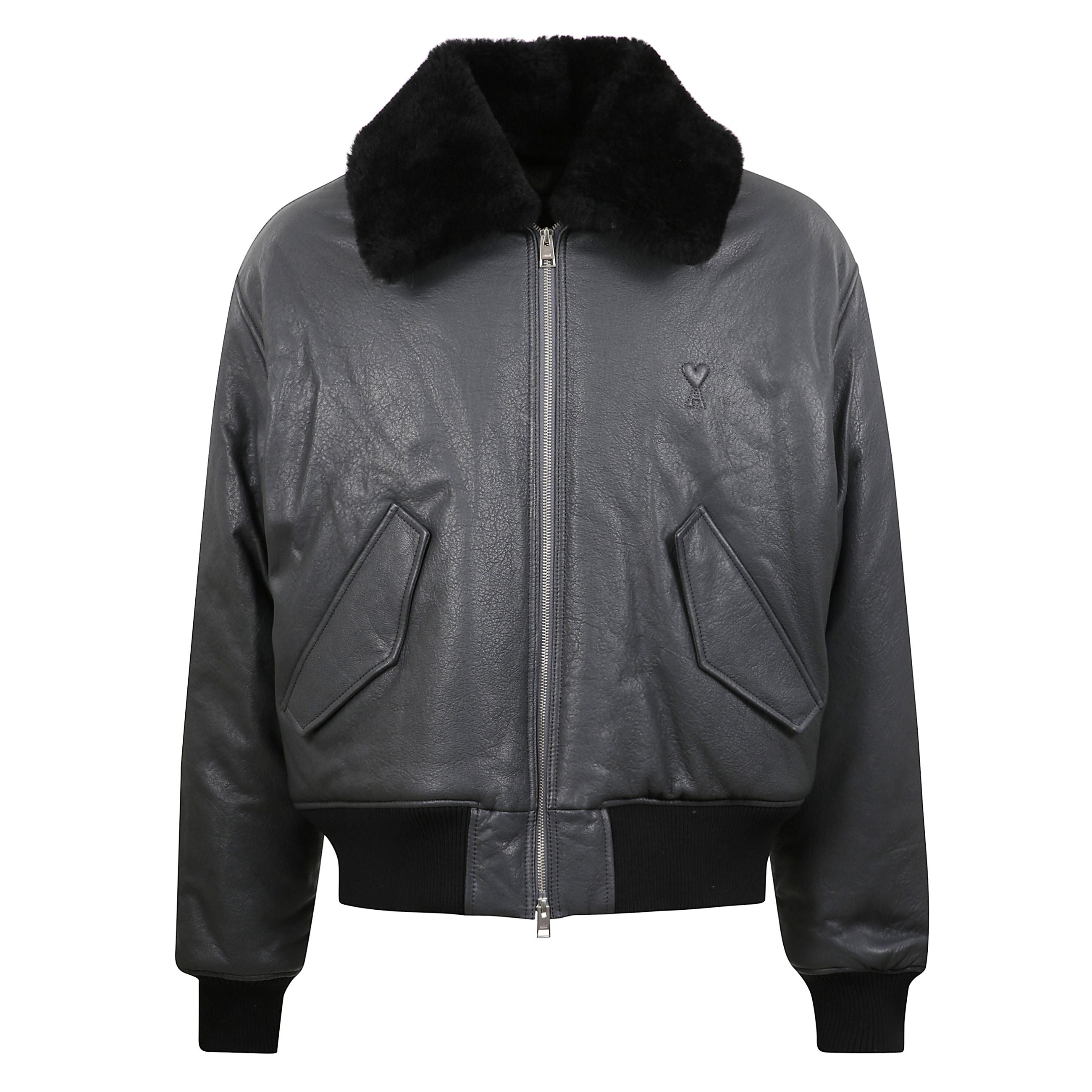 Giacca bomber in pelle. collo in pelliccia. chiusura frontale con zip. tasche oblique frontali con patta. orli e polsini a costine. sul petto, piccolo logo del brand ami paris.