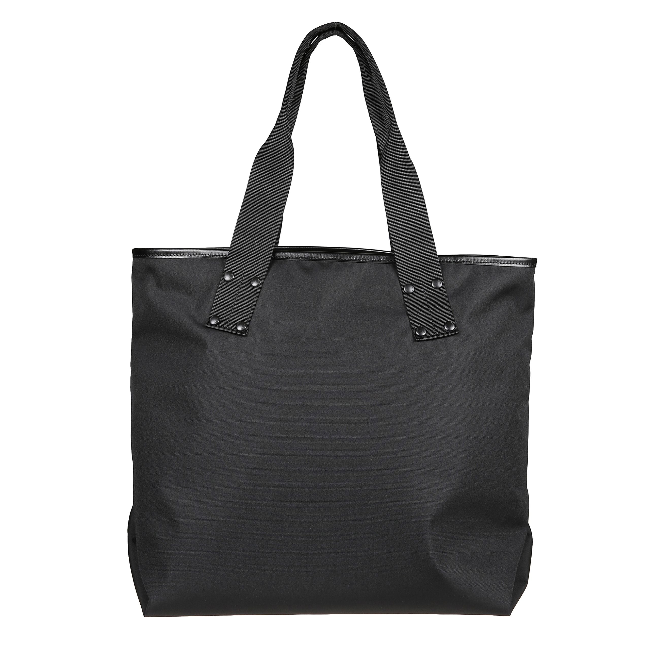 Borsa tote grande pocket con
due manici piatti e tasca frontale con zip