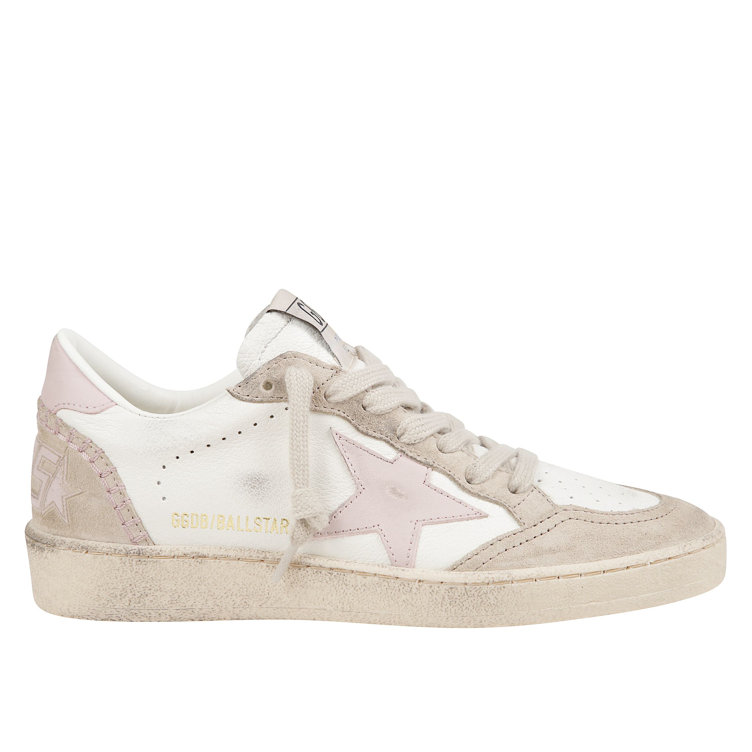 Sneakers con dettagli in pelle rosa e beige. stella laterale golden goose. chiusura con lacci. suola in gomma.