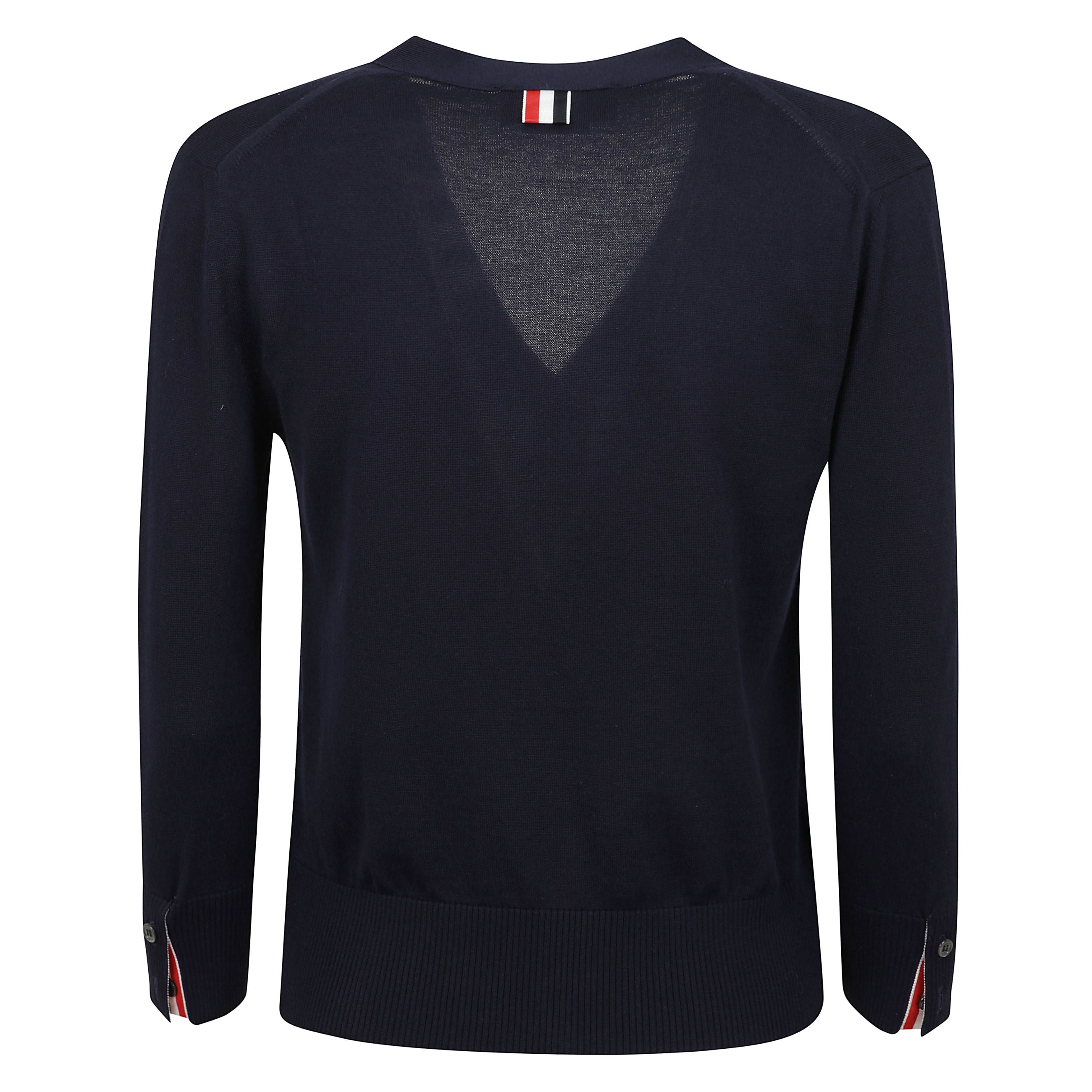 Cardigan con caratteristico dettaglio a 4 righe, chiusura frontale con bottoni e scollo a v