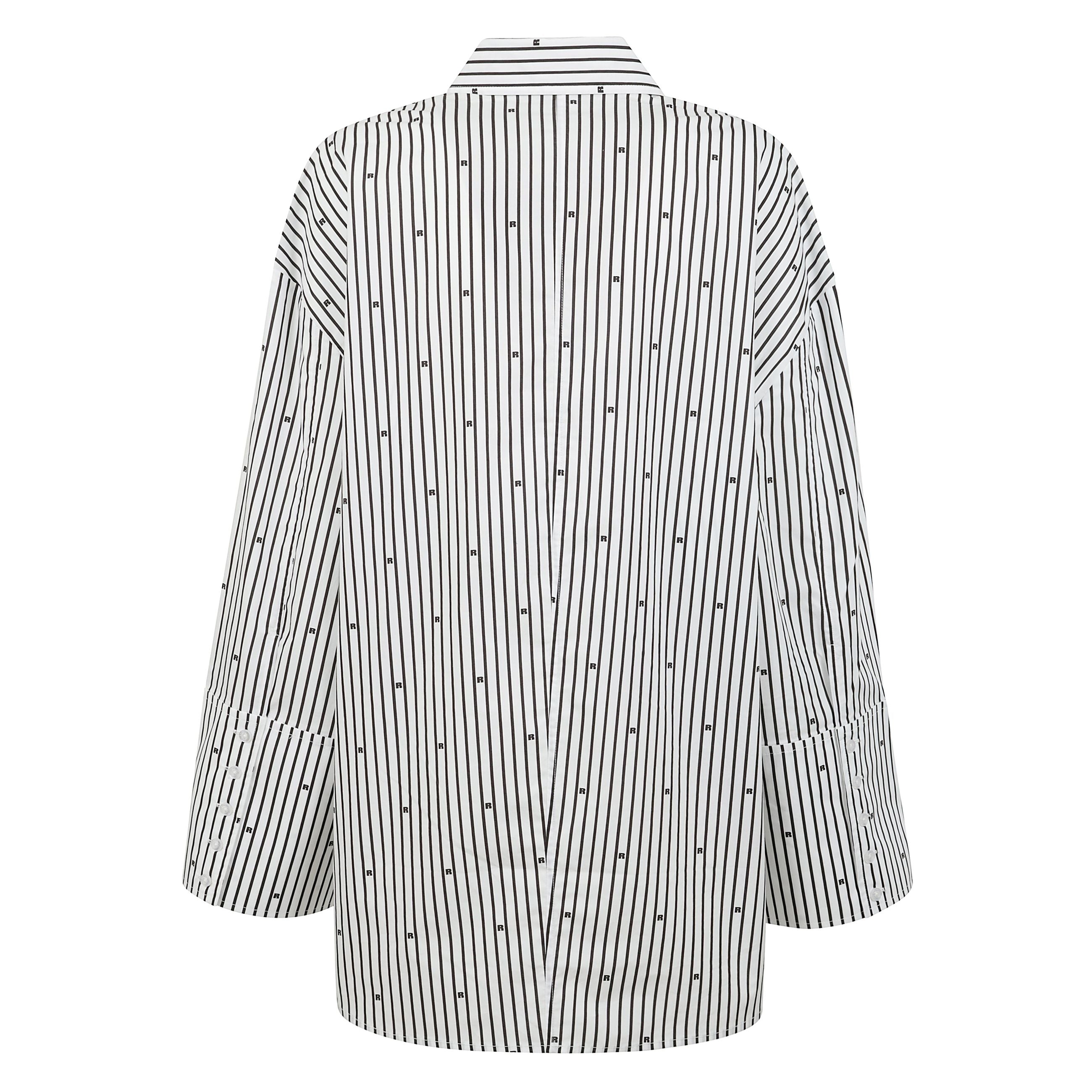 Camicia oversize in cotone biologico in tessuto traspirante a maglia fine, con fantasia grafica a righe verticali e lettera r identificativa del brand. design strutturato con colletto classico, chiusura a bottoni e polsini abbottonati che valorizza una ve