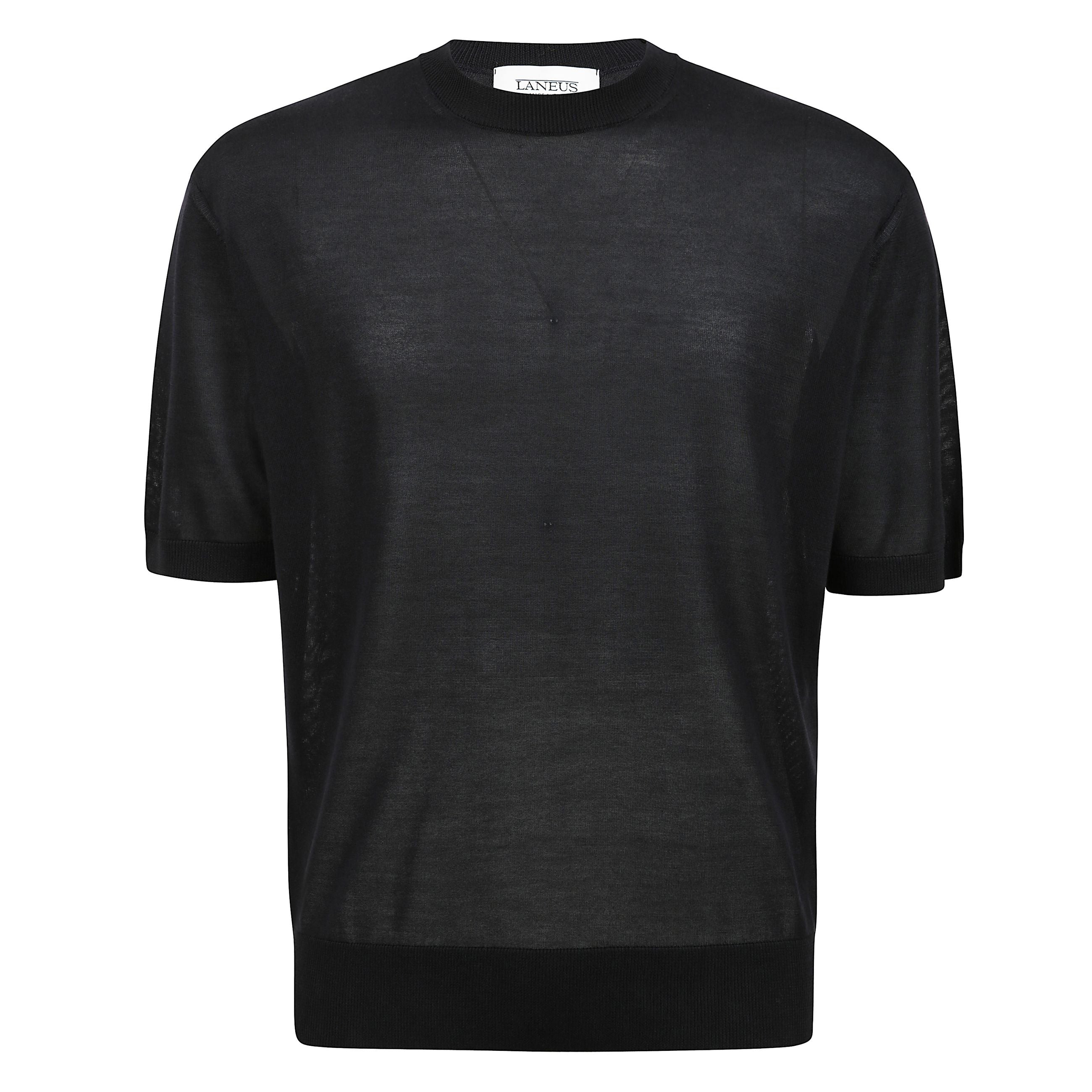 T-shirt girocollo in maglia realizzata in pregiato filato di lyocell che presenta una silhouette regular con manica corta.