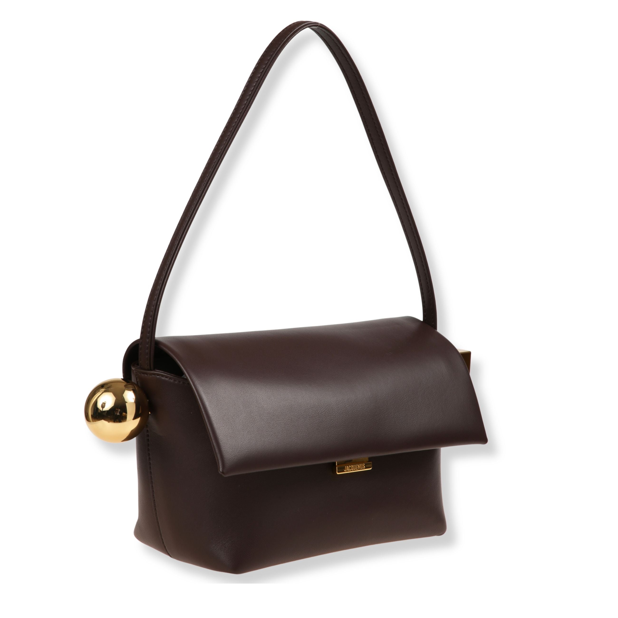 Le rond carre jacquemus. struttura rigida in pelle. chiusura superiore con patta decorata da una sfera e cubo metallici ai lati.