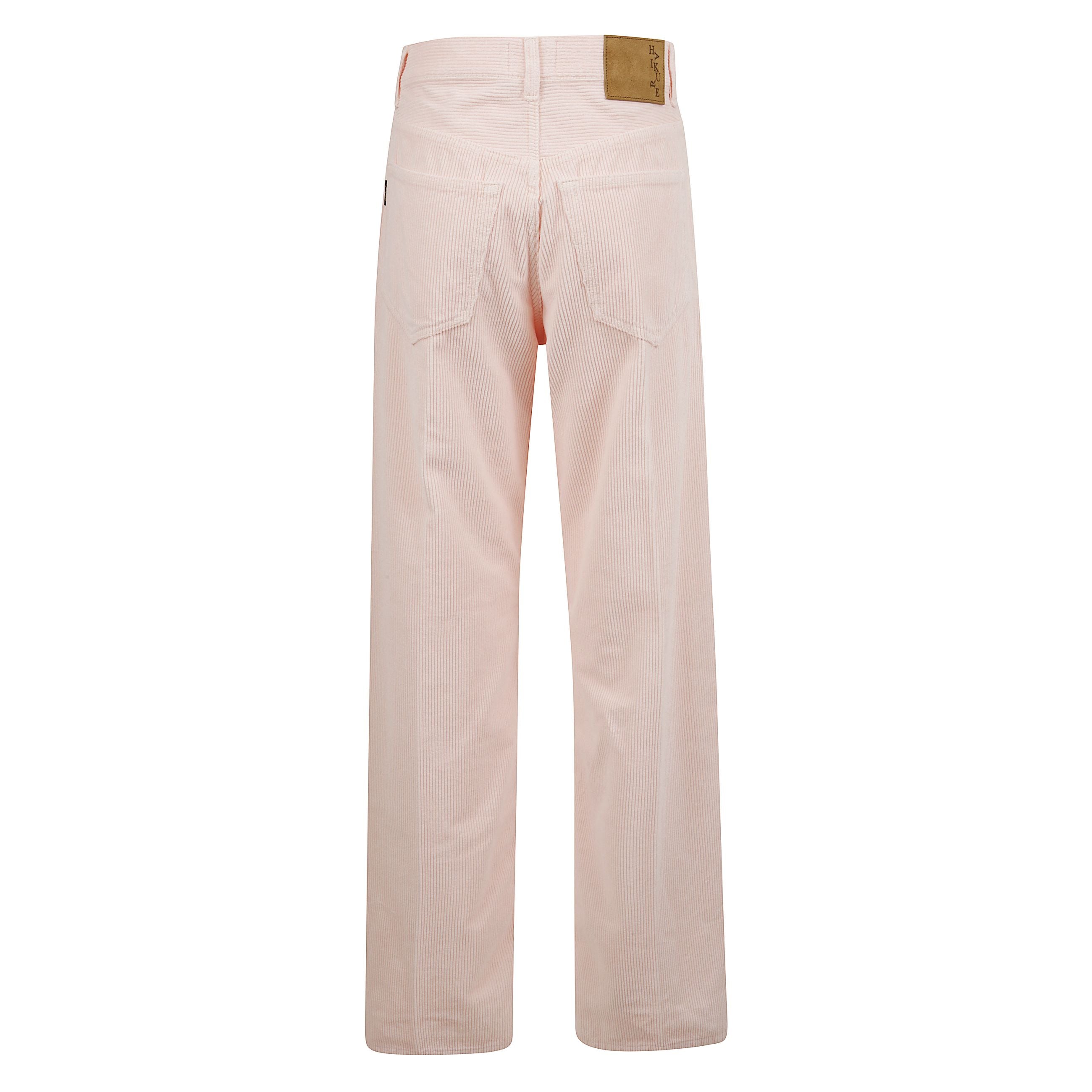 Pantaloni in velluto a costine sottili. vita alta. costruzione a cinque tasche e chiusura con bottone e zip.