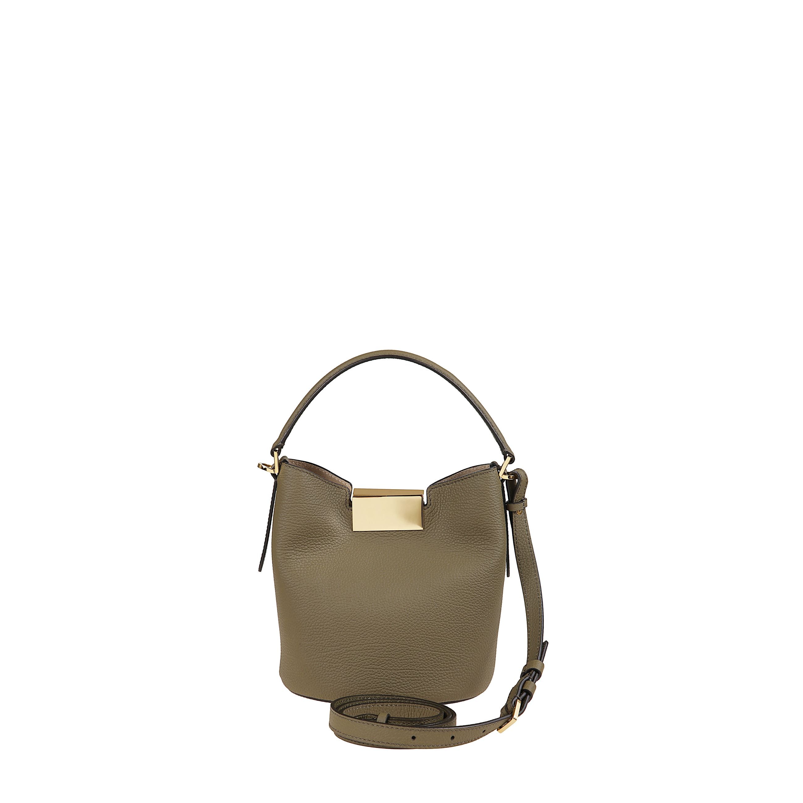 Borsa a spalla trunkaroo in pelle di vitello, dal design rettangolare con patta frontale e chiusura magnetica oversize. la scritta âmarniâ incisa e le due mezze sfere in metallo donano un tocco distintivo. la base è sagomata sia sul davanti che sul r