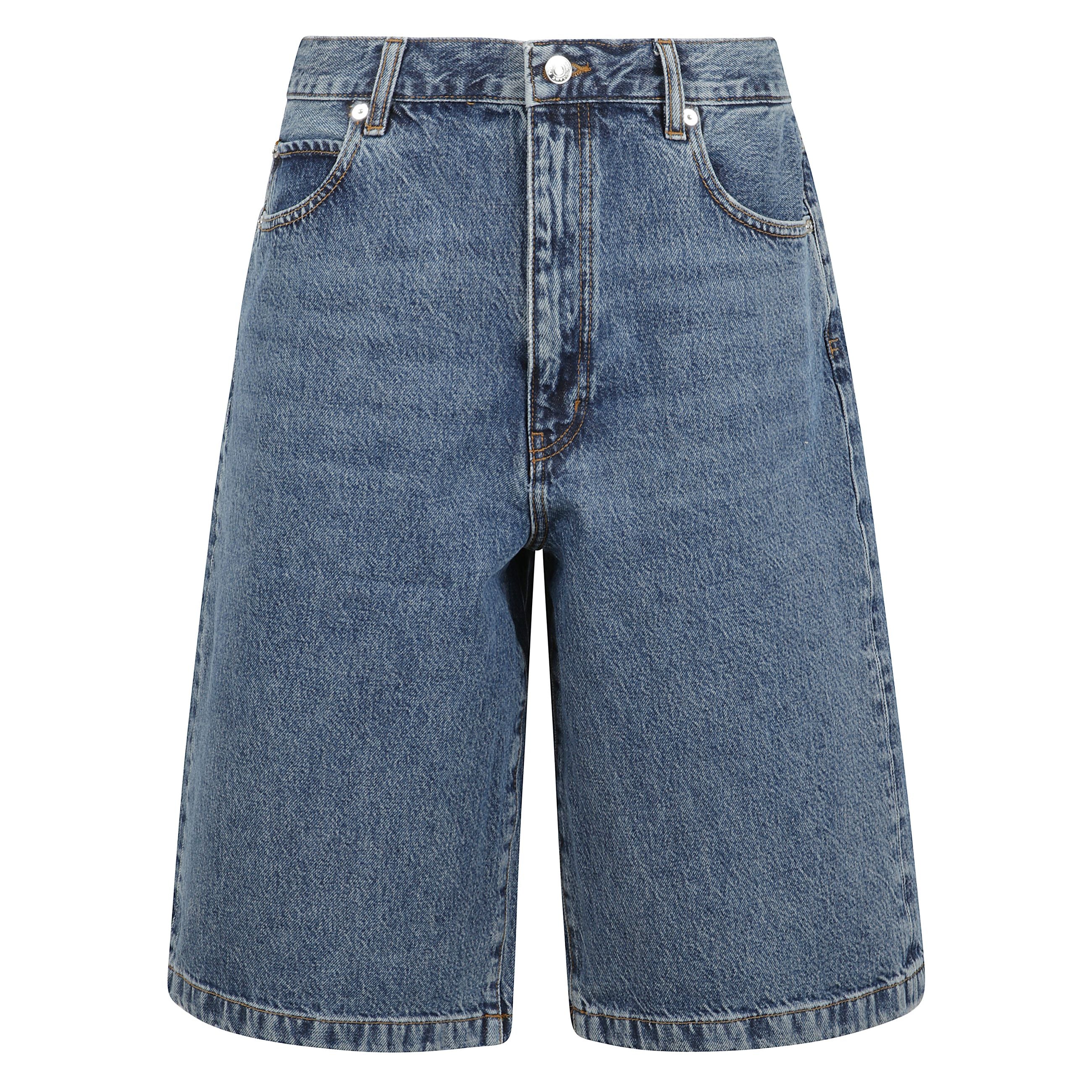 Bermuda in denim indaco rigido. questi shorts presentano una silhouette a vita media con un orlo più lungo, offrendo un look casual e versatile. sono dotati di una chiusura nascosta con zip e bottone, il classico design a cinque tasche e passanti per cin