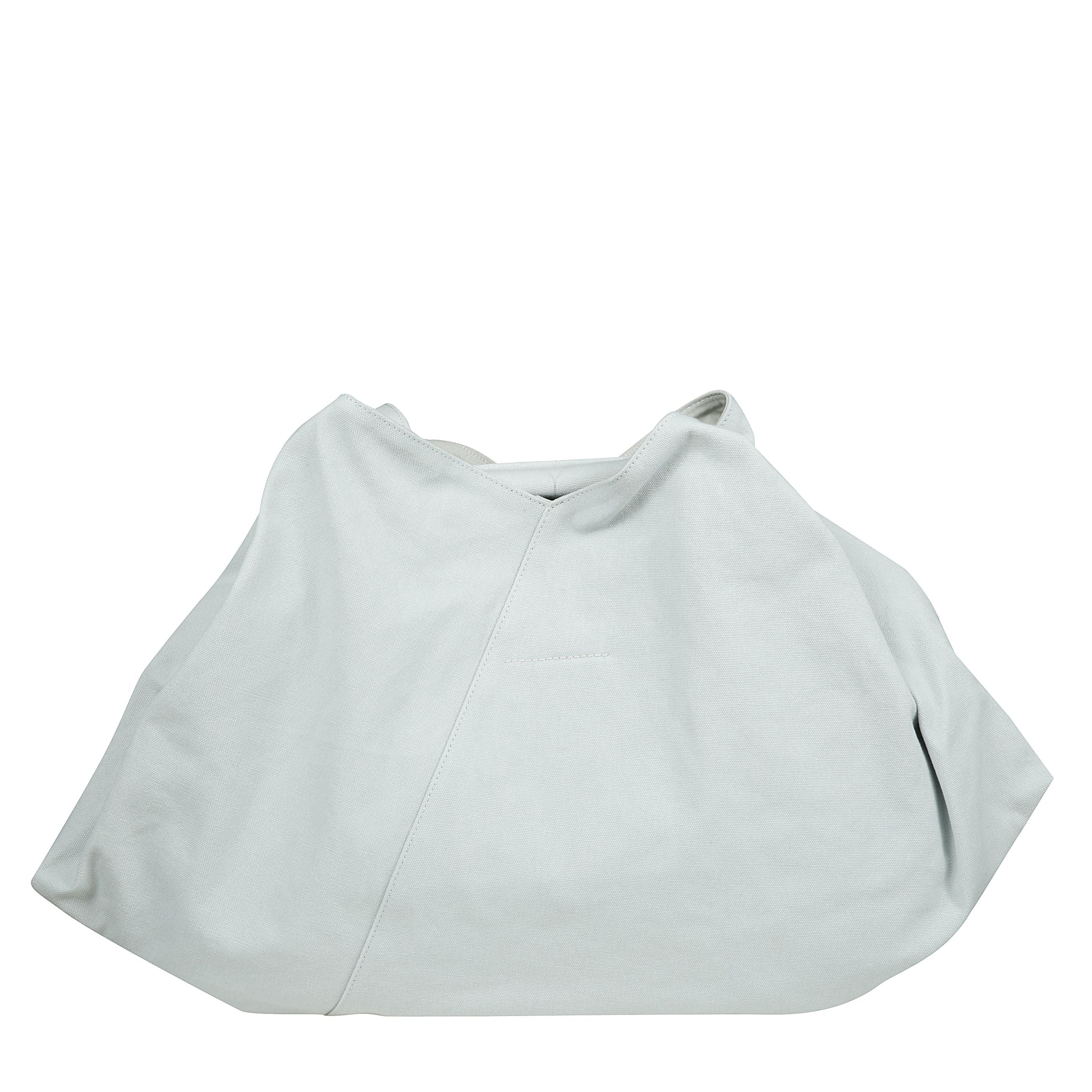 Borsa a spalla japanese in tela drappeggiata con chiusura a bottoni, effetto sbiadito e design con tracolla singola.