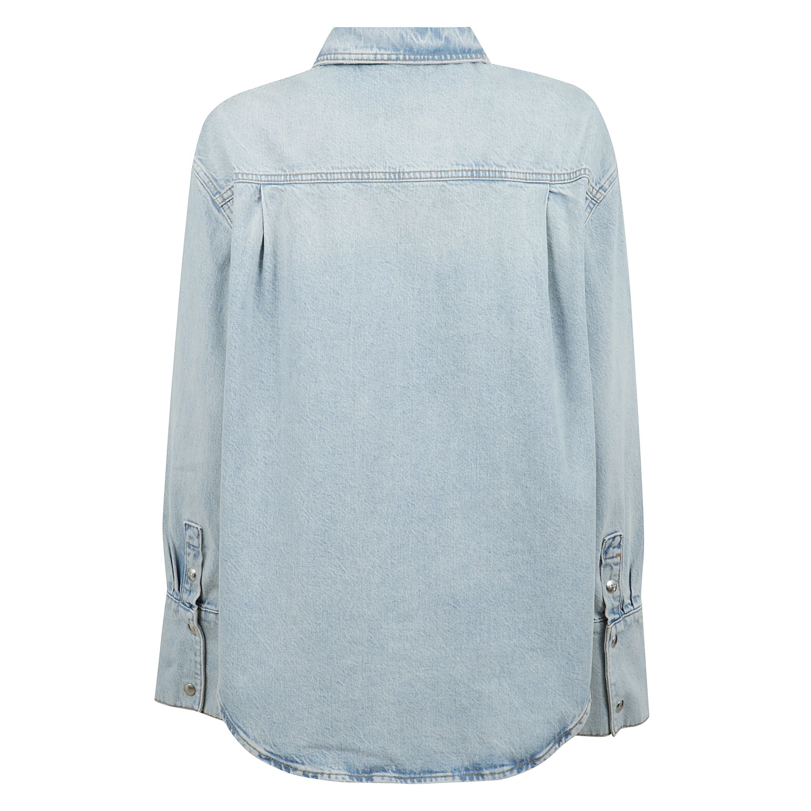 La camicia oversize dante è realizzata in denim di cotone rigenerato al 100% di peso medio, senza elasticità , in un lavaggio blu sbiancato e distrutto, con finiture ispirate al vintage come abrasioni, sabbiatura a mano e variazioni di tonalità . questo