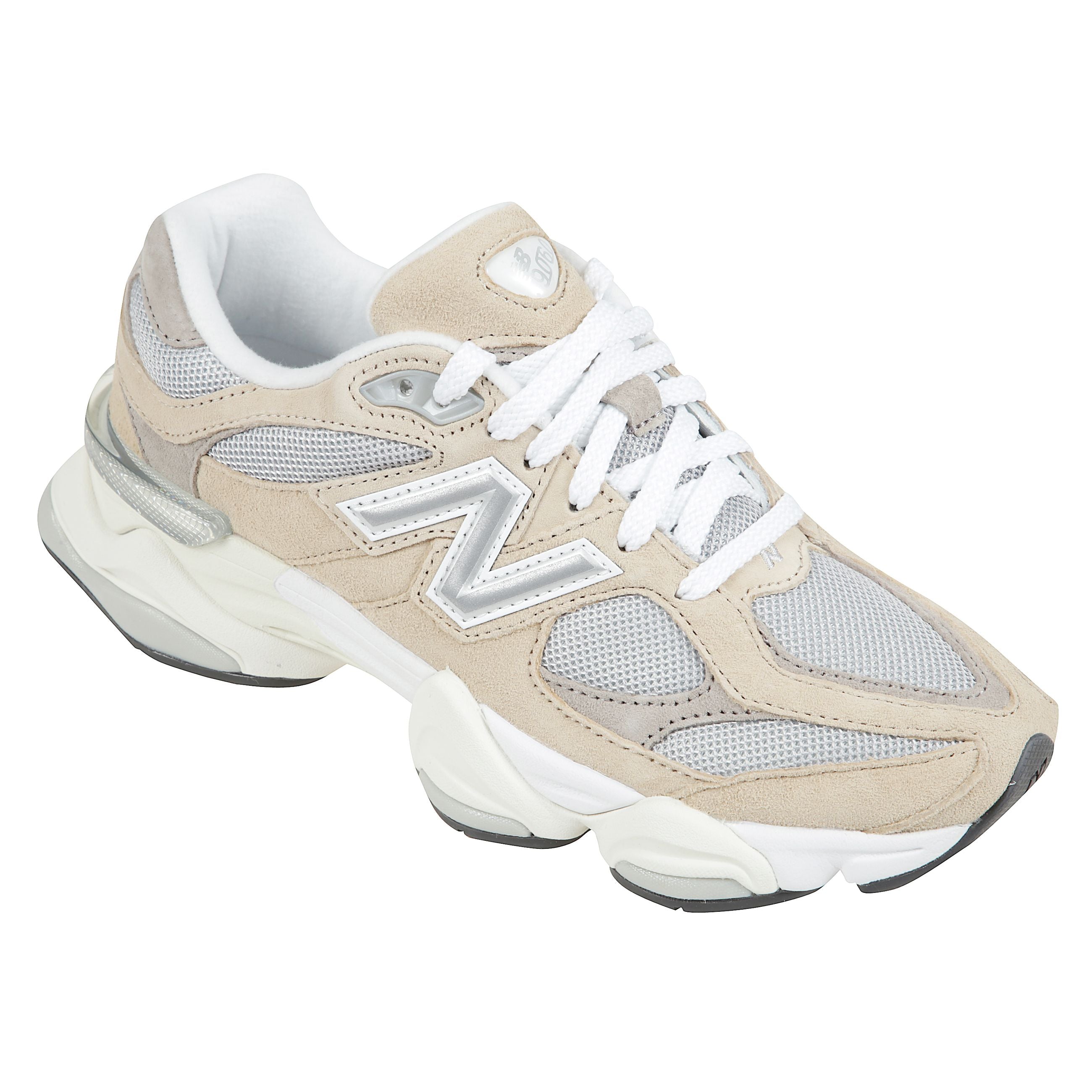 Scarpa lifestyle con tomaia in mesh con sovrapposizioni in pelle scamosciata, chiusura con lacci e dettagli logo