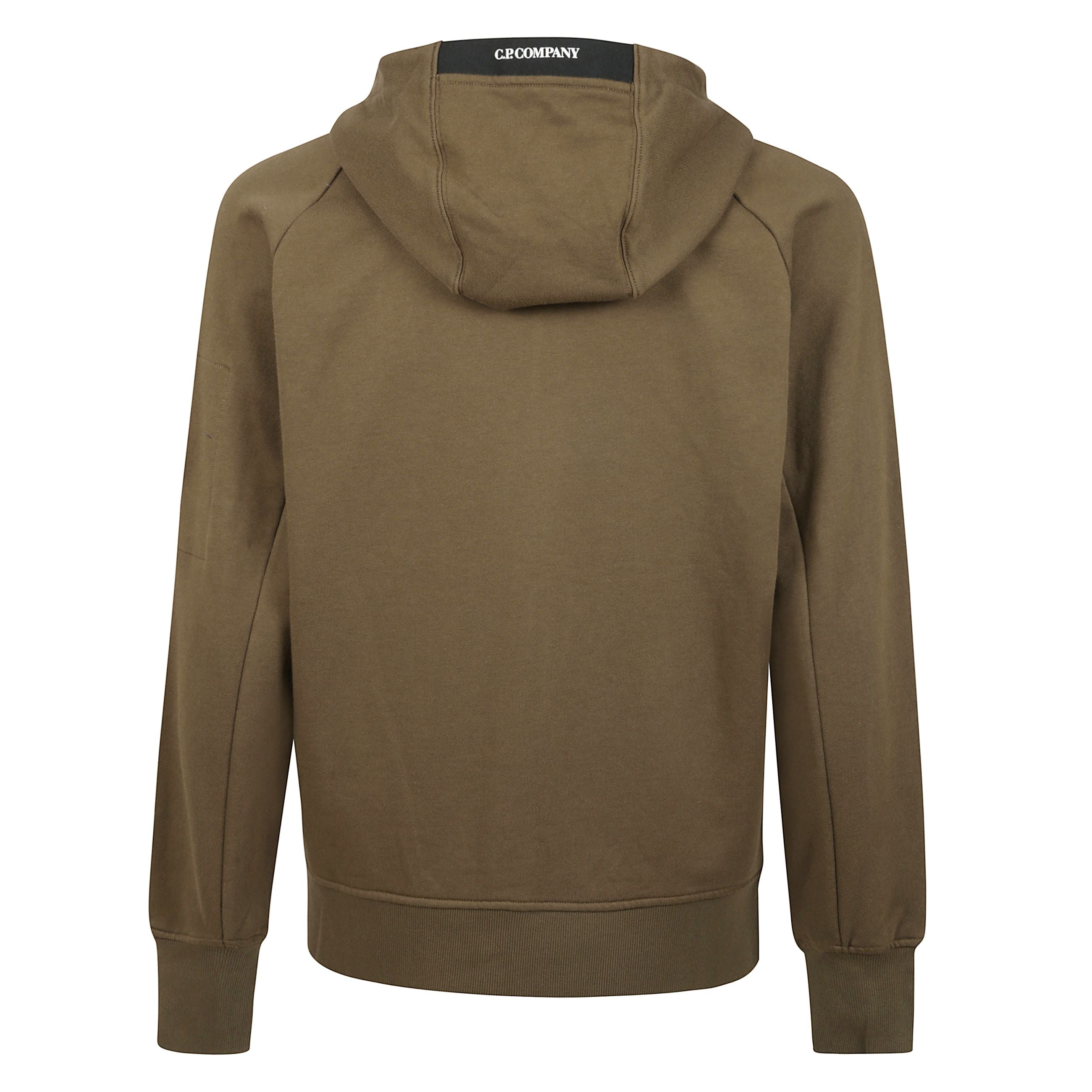 Felpa full zip con cappuccio regolabile e logo ricamato, realizzata in fleece di cotone smerigliato di peso medio con trama diagonale. dotata di taschino con lente, tasche laterali con zip, polsini e orlo a costine, in vestibilità regular fit.