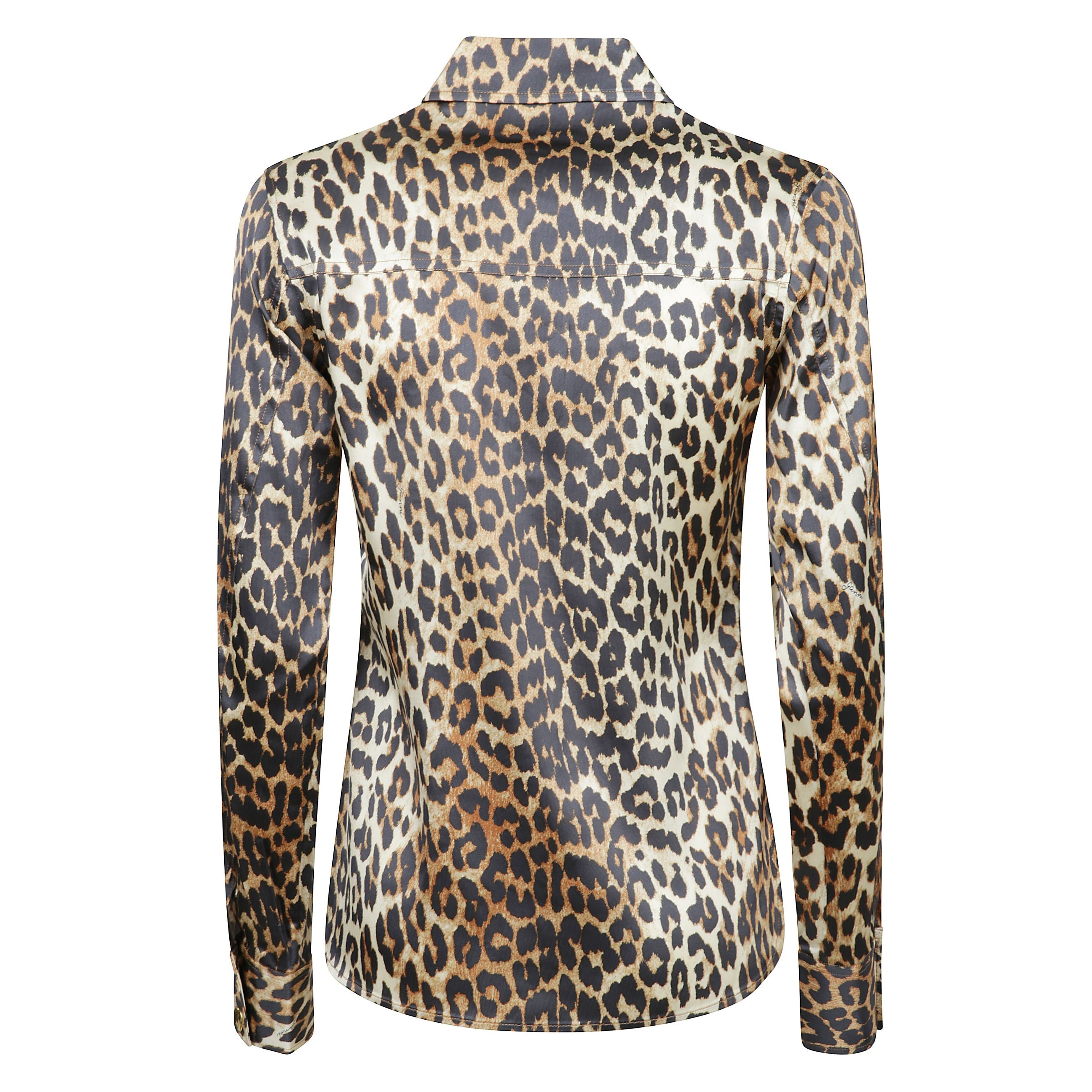 Questa camicia in raso stampa leopardo presenta un colletto e una chiusura con bottone frontale. la camicia ha maniche lunghe con polsini abbottonati e tasche anteriori.