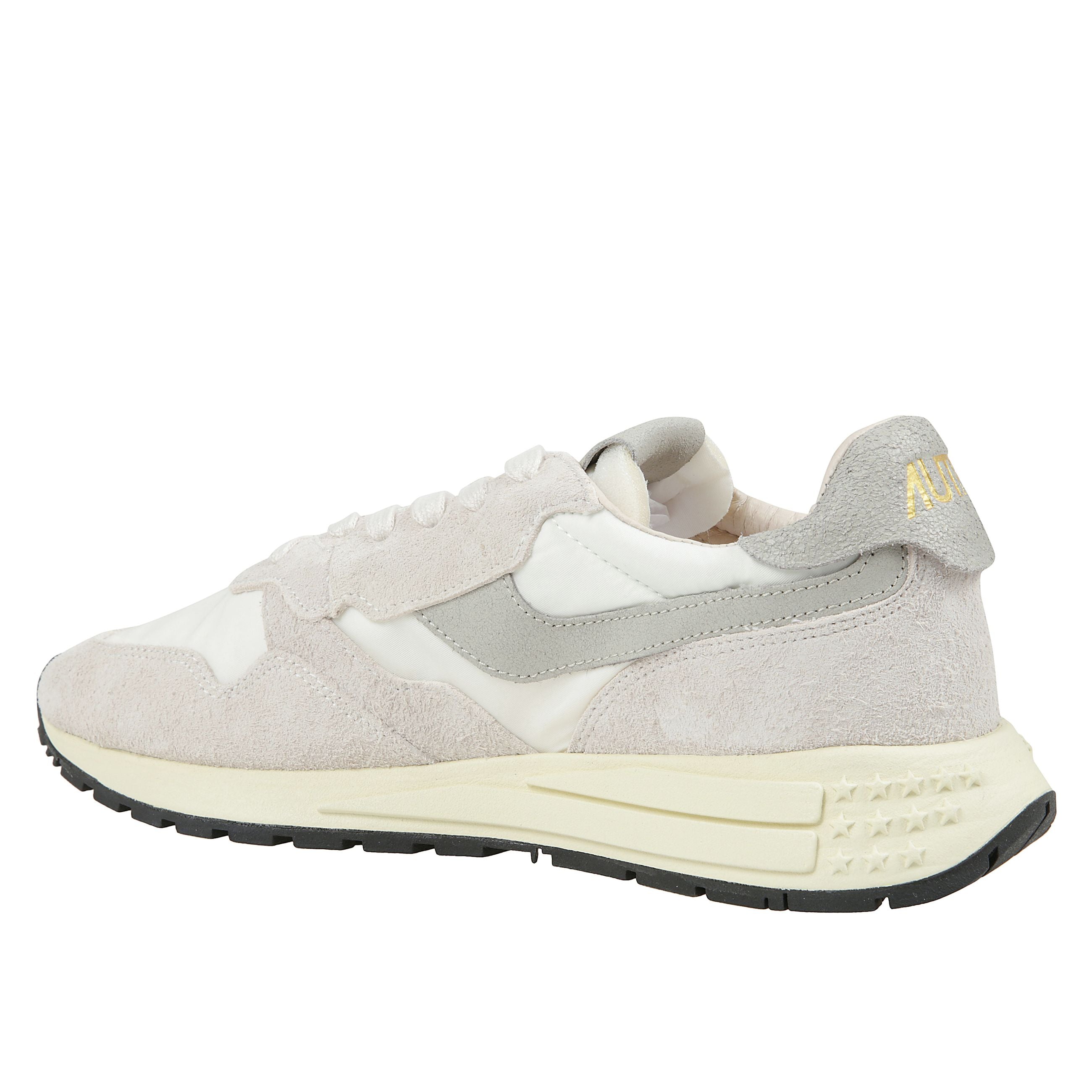 Innovativa, leggera ed estremamente flessibile, reelwind è la sneakers autry ispirata al mondo running. il modello da uomo è realizzato in un mix di suede e nylon bianco con l'applicazione sui lati in pelle bianca.
progettata per un lifestyle dinamico,