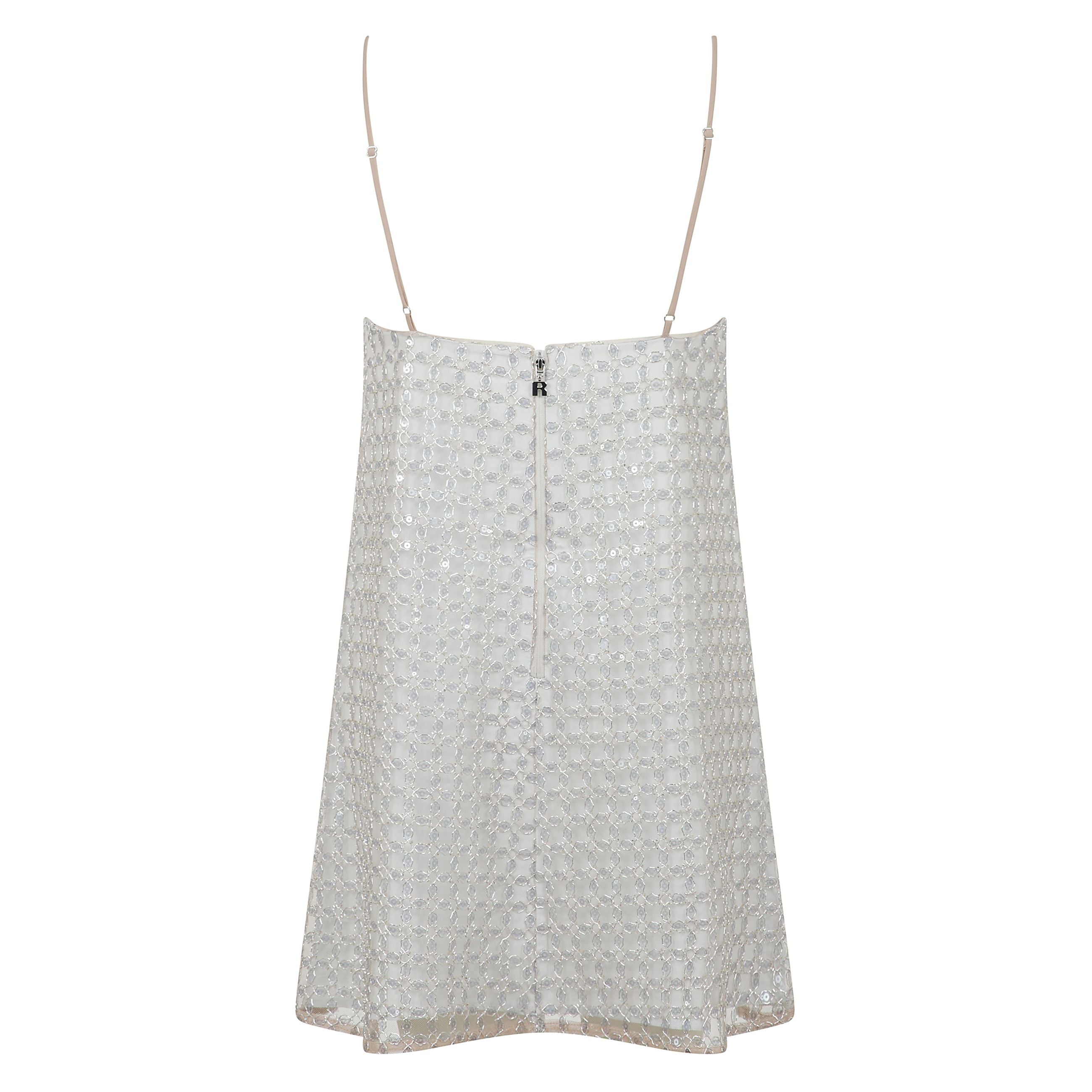 Mini abito realizzato in materiale con paillettes e perline cucite sul tessuto a rete, cinghie non regolabili e rimovibili, chiusura con cerniera e gancetto sul retro. strato aggiuntivo di fodera.