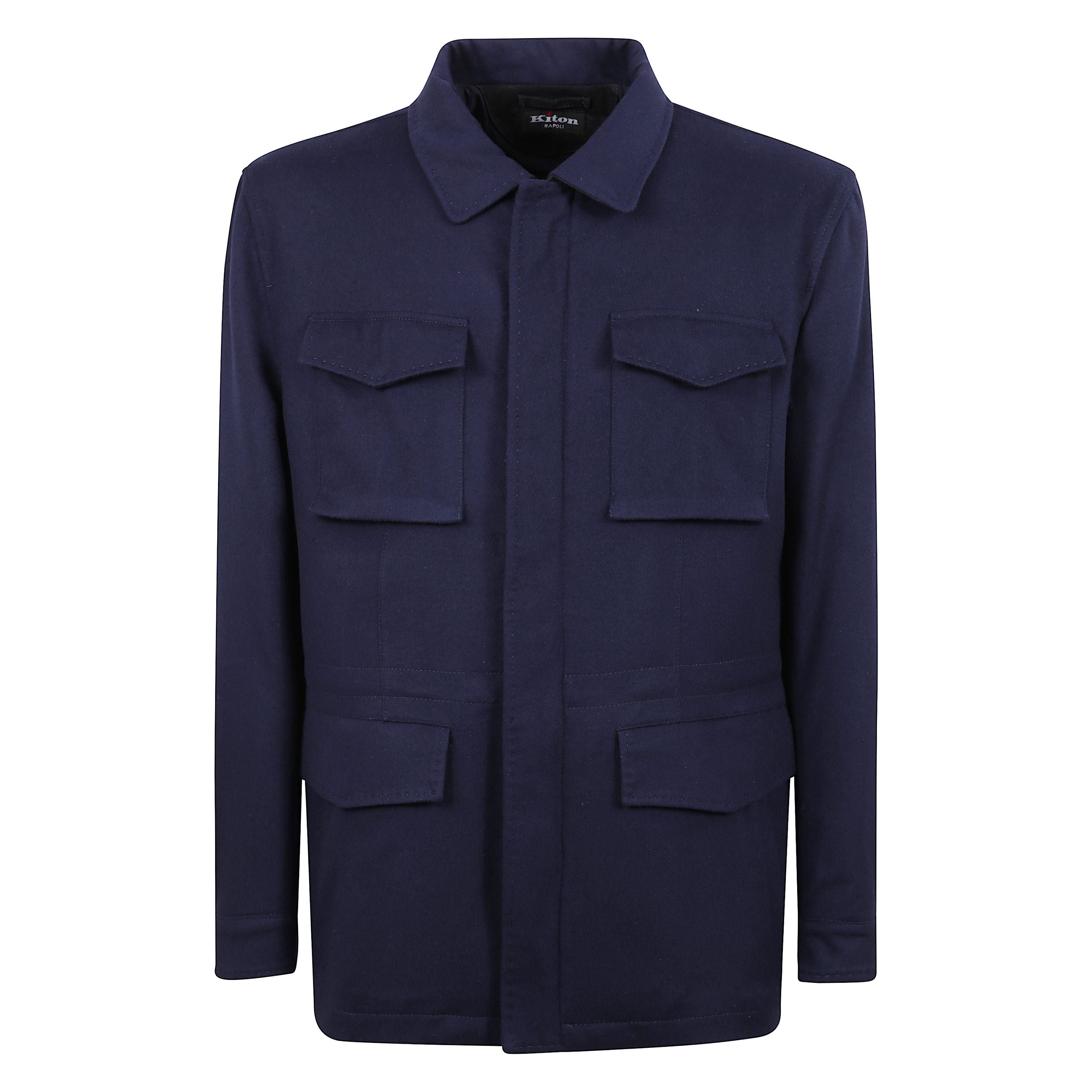 Giacca blu con colletto a camicia e taglio dritto con abbottonatura frontale. due tasche con patta applicate sul petto e due patte applicate sul bacino.