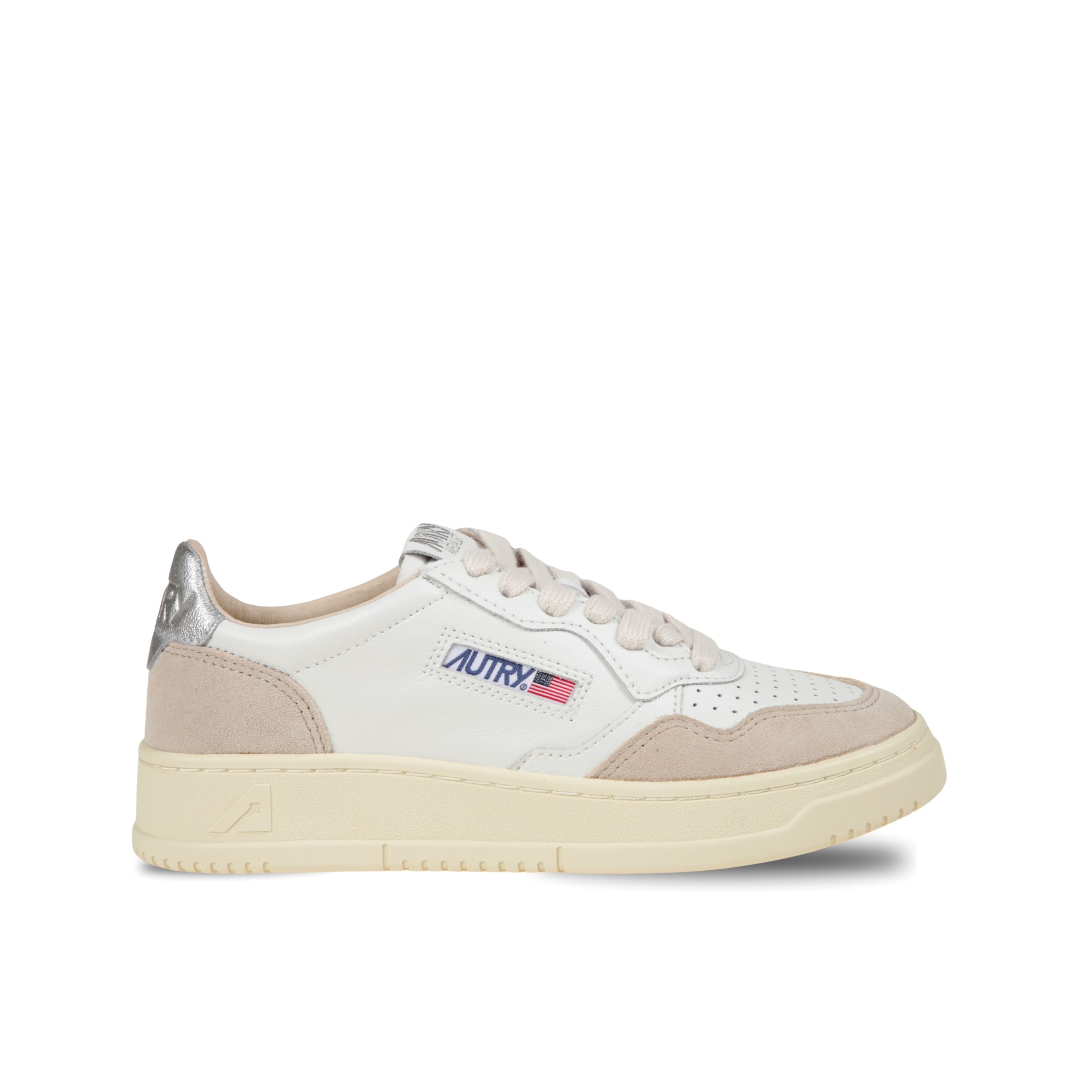 Sneakers autry medalist low. design in pelle con microfori sul davanti ed inserti in camoscio. talloncino in pelle metallizzata color argento.