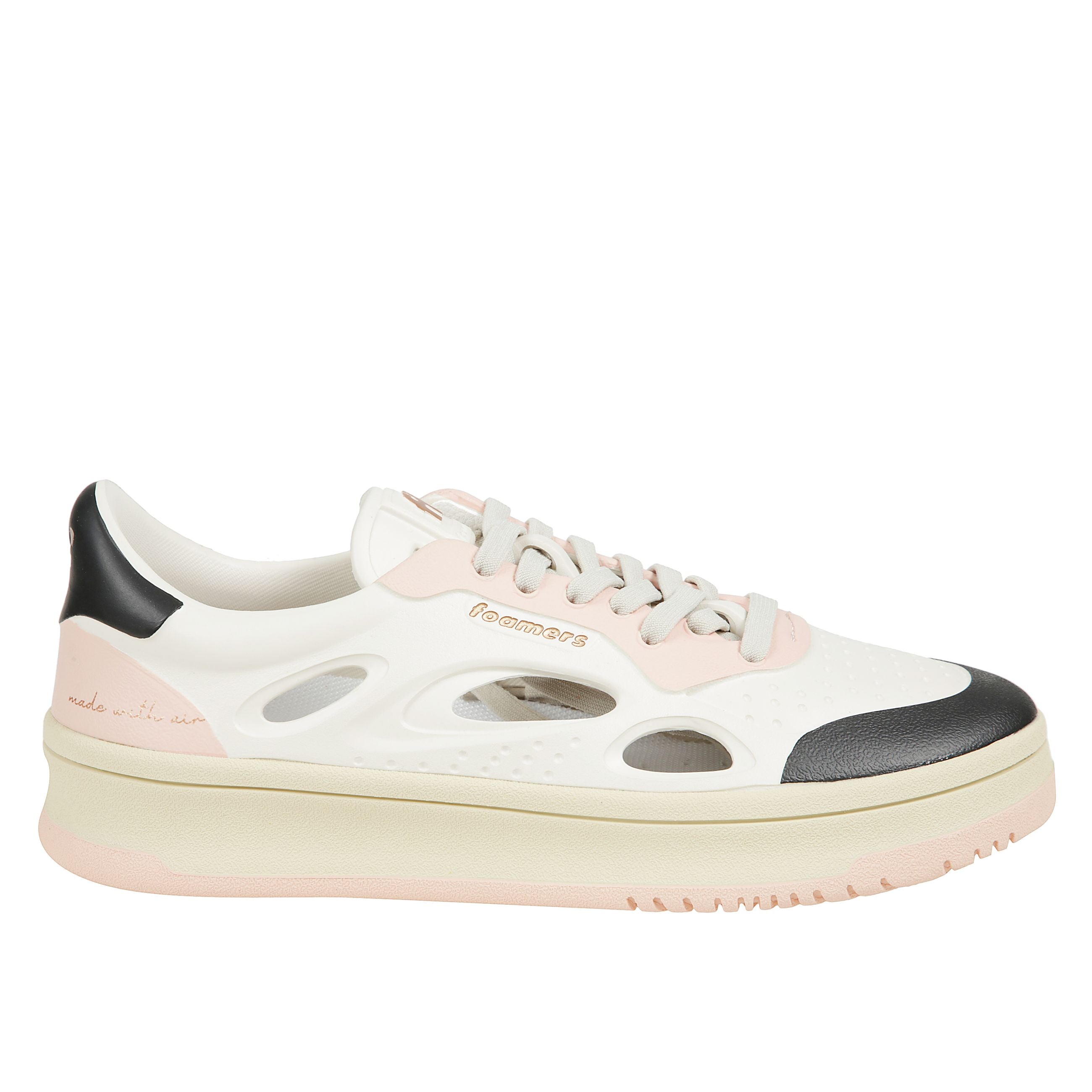 Sneakers foamers presentano la tomaia in pelle, la suola in gomma e il logo del brand sulla linguetta, sulla parte laterale e sul tallone, caratterizzate da un design innovativo con fori o aperture sui lati