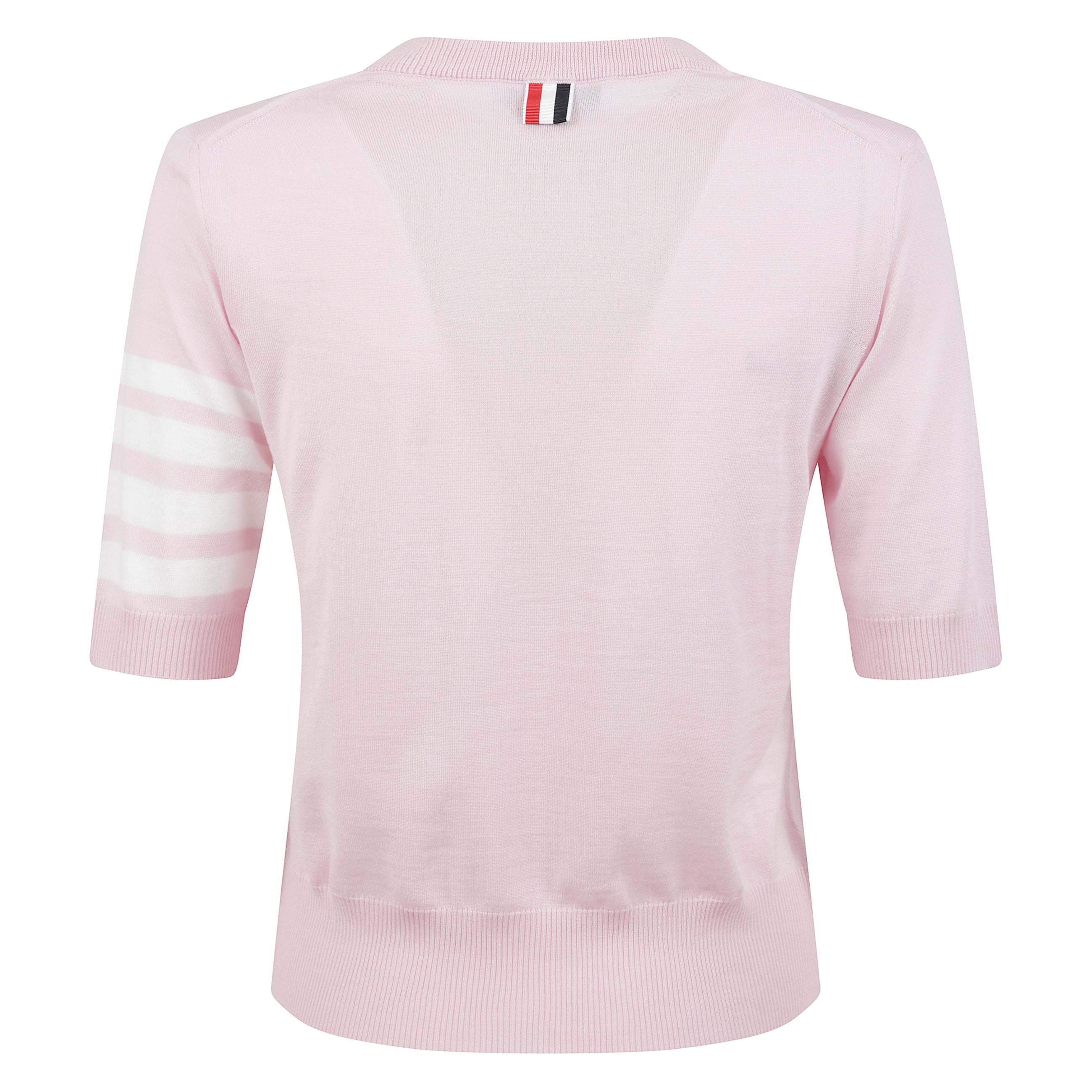 Pullover a manica corta con collo a giro, orlo e polsini a coste. dettaglio iconico a 4 strisce sulla manica sinistra, spacchetti laterali sul fondo. rifiniture di orlo e polsini e linguetta passante sul retro in grosgrain a righe di colore rosso, bianco