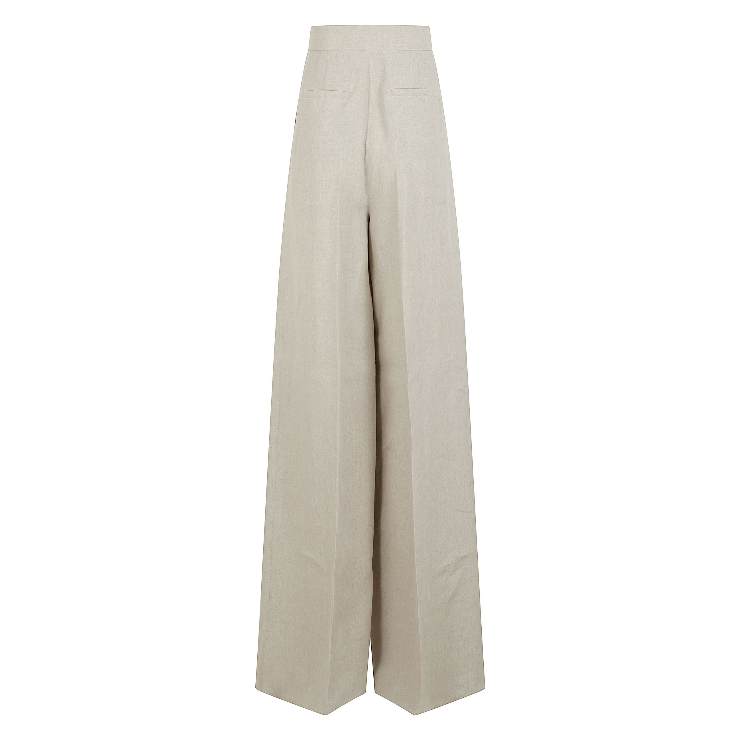 Pantalone in tela di puro lino, caratterizzato da una silhouette con gamba larga, vita leggermente alta e piega stirata. presenta tasche alla francese sui fianchi e tasche a filetto sul retro. chiusura con listino alto in vita, zip con patta e gancetto.