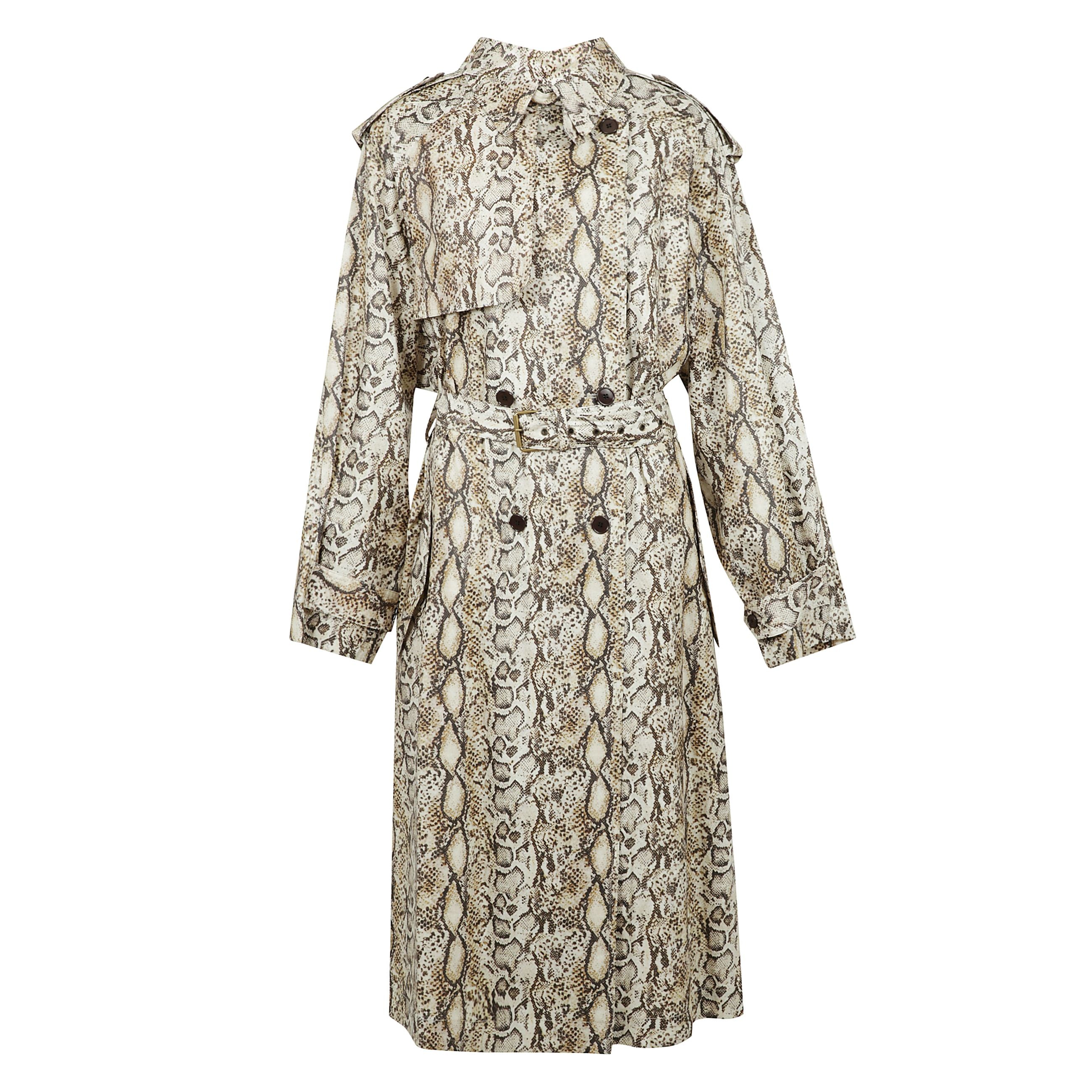 Cappotto freanne con stampa pelle di serpente all-over, chiusura doppiopetto con bottoni ,due tasche a filetto laterali, lunghezza media e orlo dritto