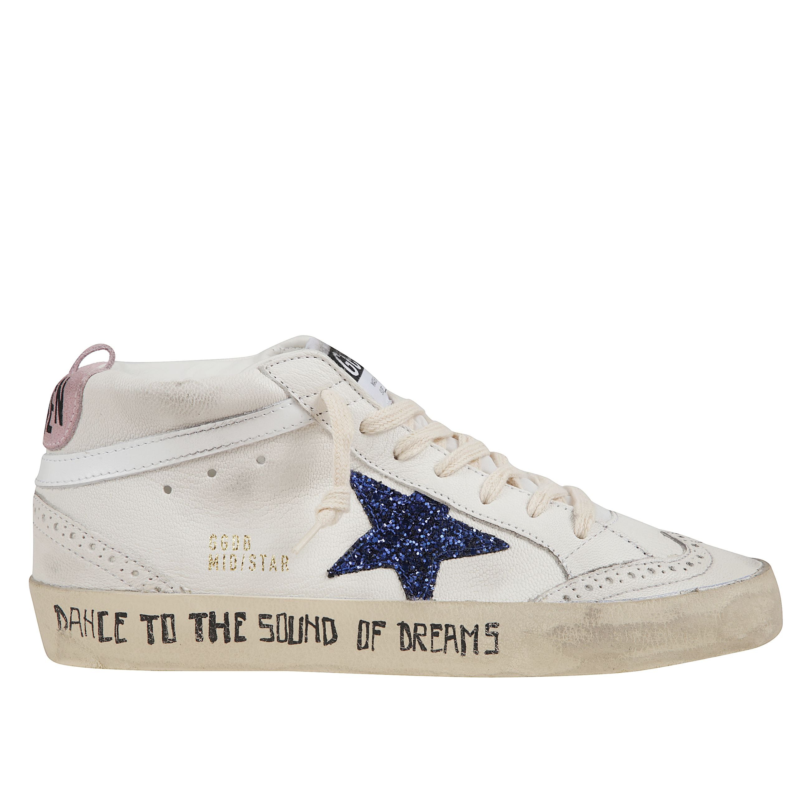 Sneakers mid star di golden goose in nappa bianca con stella glitter blu, inserti in pelle lucida bianca e talloncino in suede rosa. dettagli traforati, scritta nera sul battistrada e lacci crema. finitura vintage. suola in gomma. fatto a mano in italia.