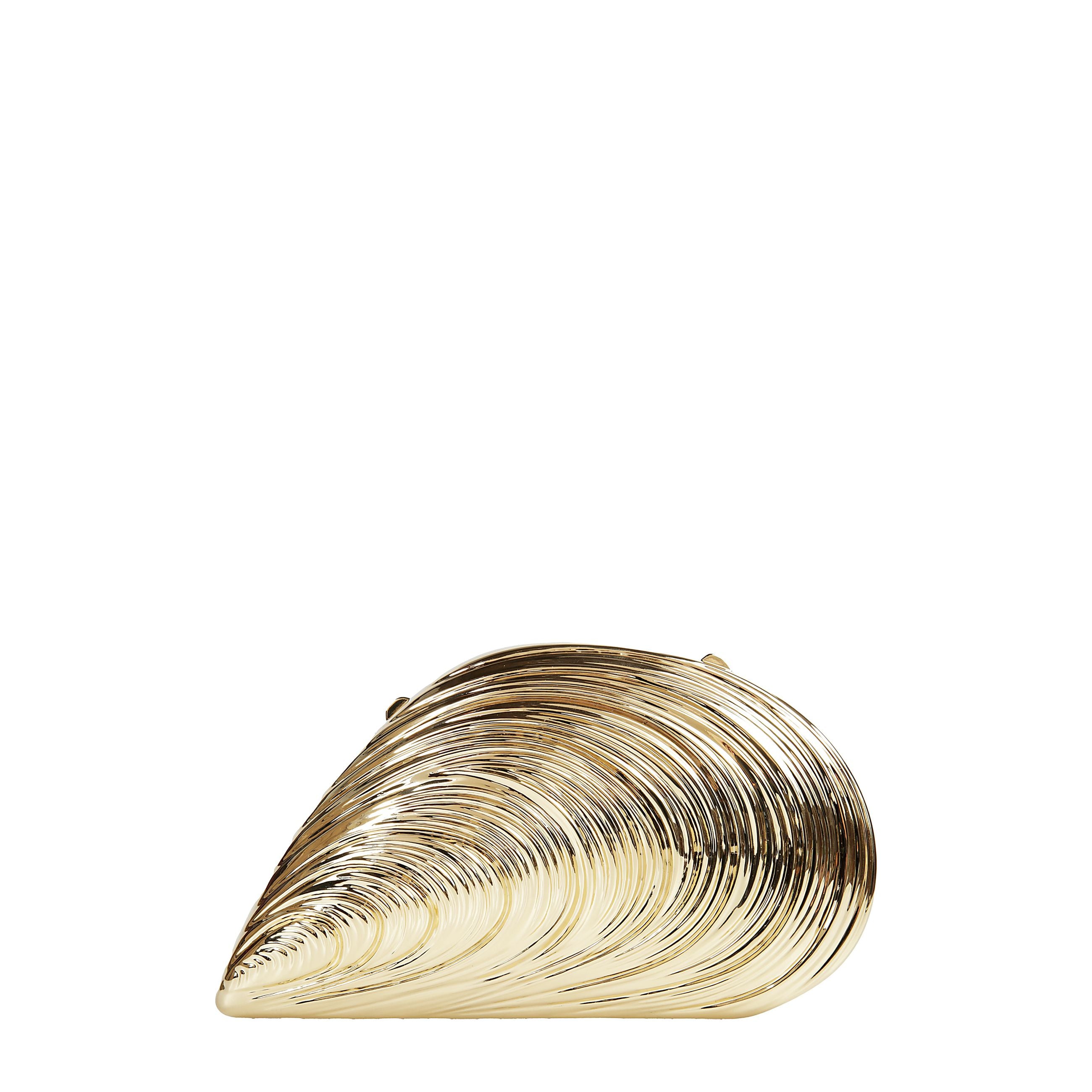 Clutch bridget metal oyster in oro. ispirata alla bellezza naturale del mare, questa clutch rigida in metallo fuso presenta uno splendido design a conchiglia. interno foderato e tracolla a catena rimovibile.