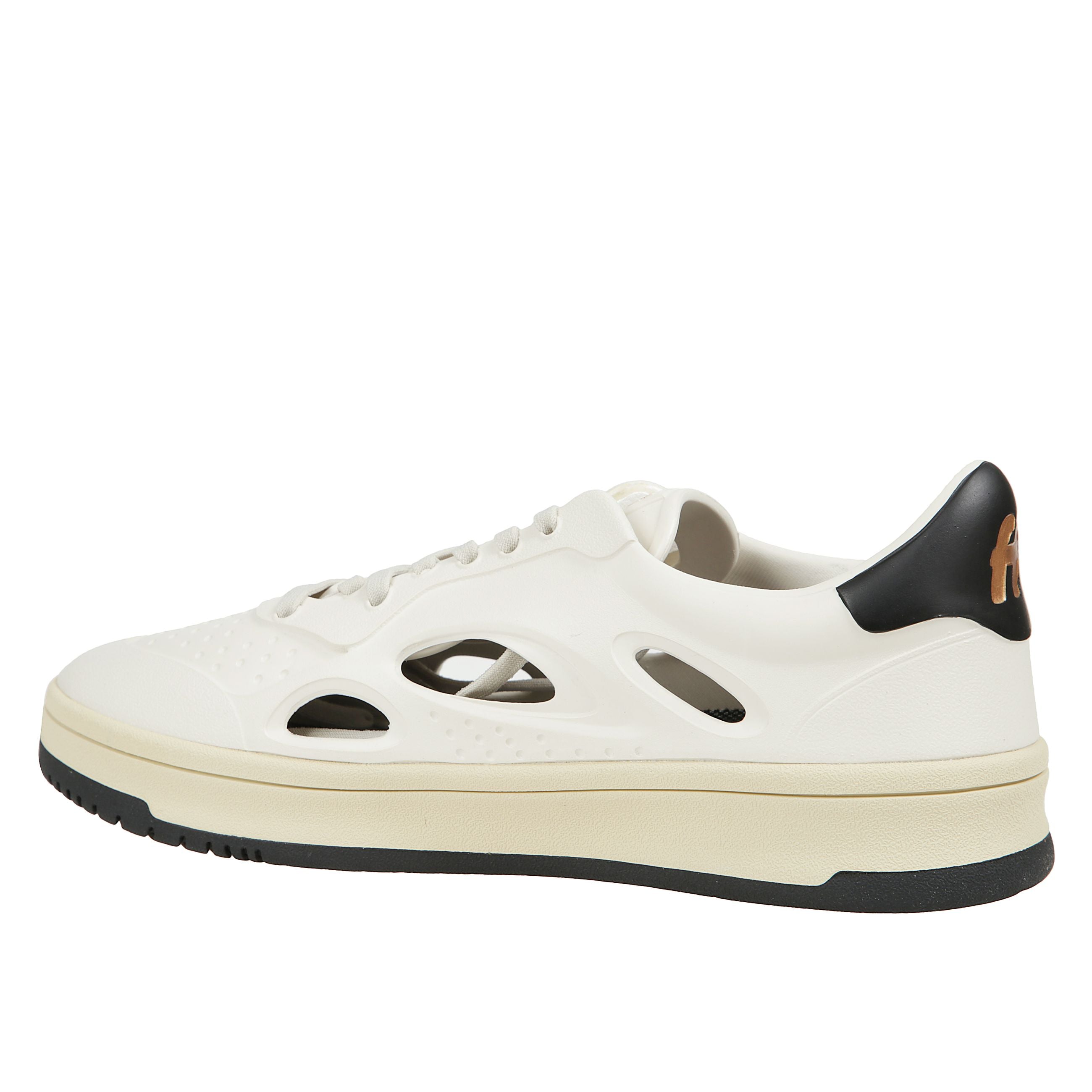 Sneakers foamers presentano la tomaia in pelle, la suola in gomma e il logo del brand sulla linguetta, sulla parte laterale e sul tallone, caratterizzate da un design innovativo con fori o aperture sui lati