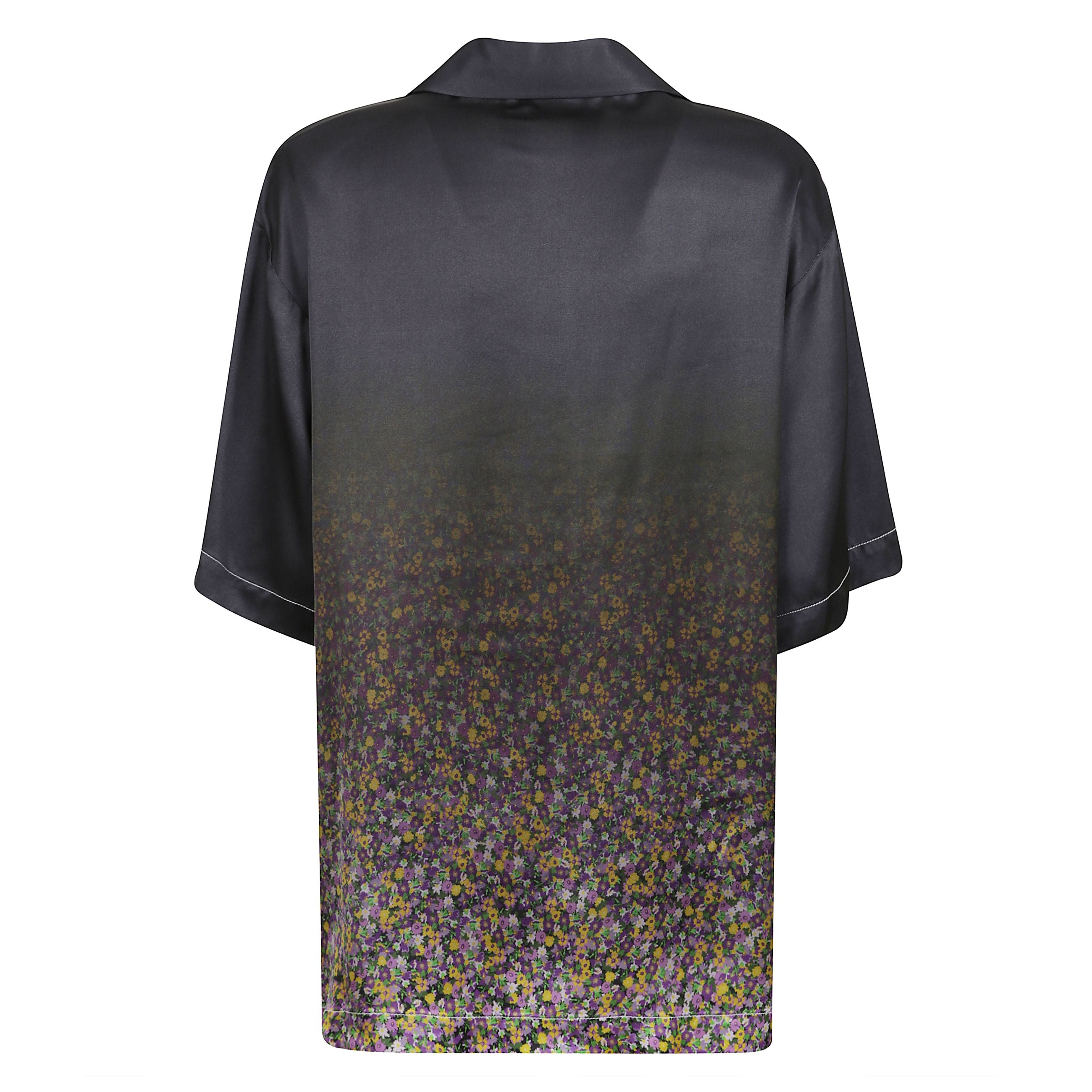 Camicia a maniche corte firmata n°21 realizzata in raso con una sofisticata stampa floreale sfumata, il colletto bowling, la chiusura frontale a bottoni e il dettaglio della tasca applicata sul petto rifinita con cuciture a contrasto.