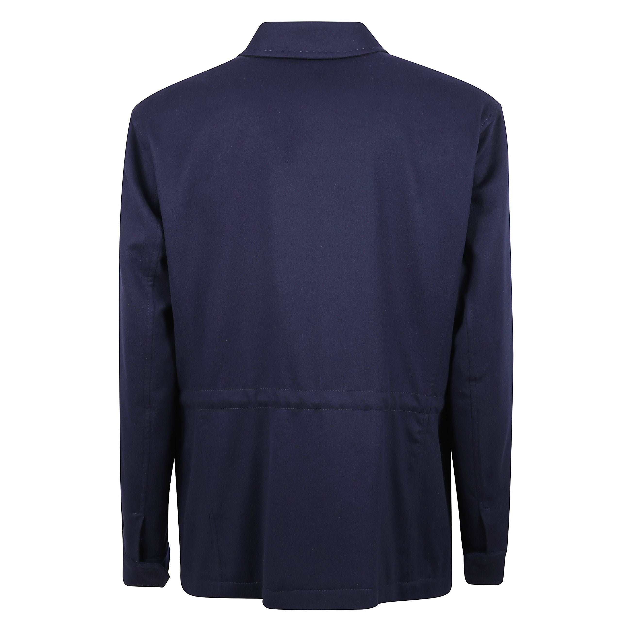 Giacca blu con colletto a camicia e taglio dritto con abbottonatura frontale. due tasche con patta applicate sul petto e due patte applicate sul bacino.