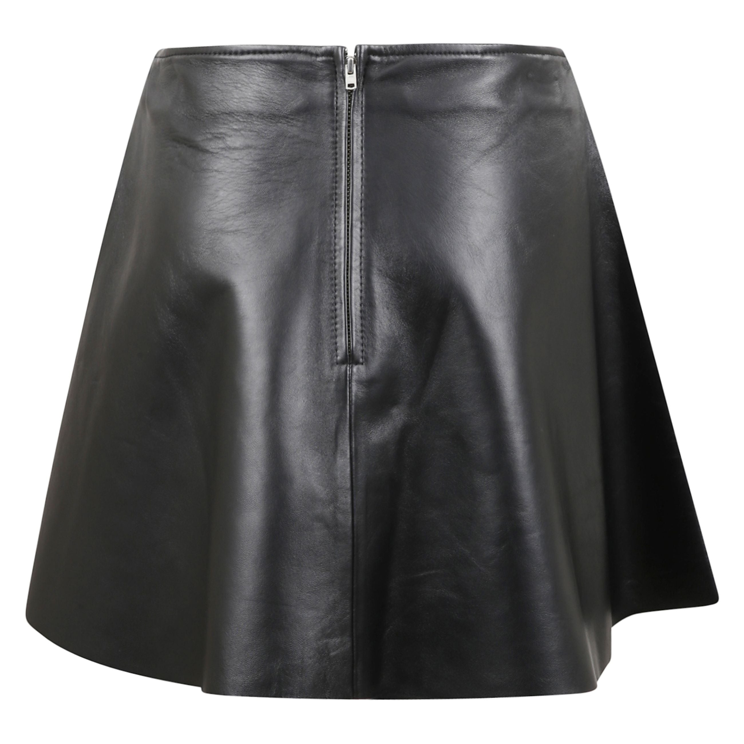 Minigonna in pelle. modello a trapezio con orlo svasato. chiusura con cerniera sul retro.