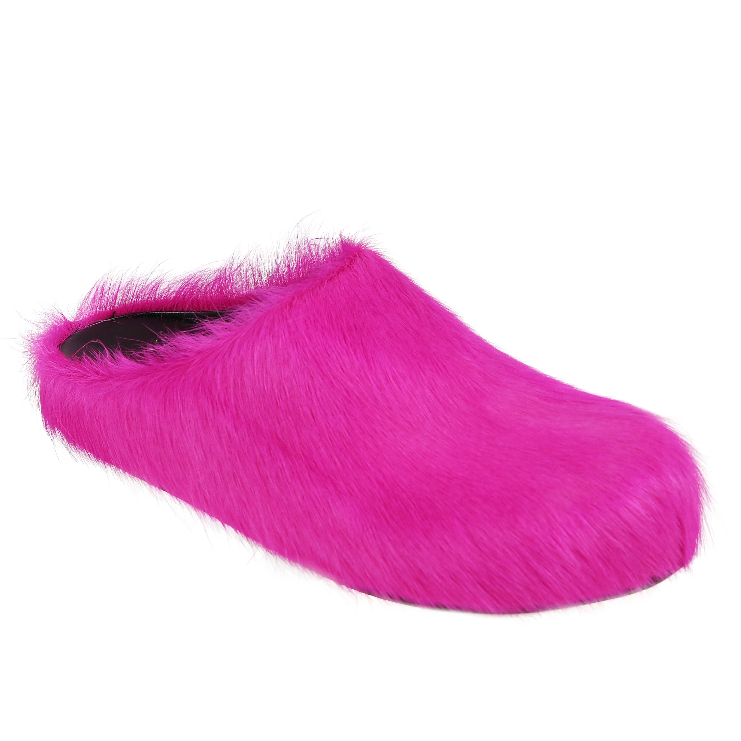 Scarpa slip-on in pelo di vitello colorato con interno in pelle liscia. soletta con logo impresso e suola in gomma rigata.