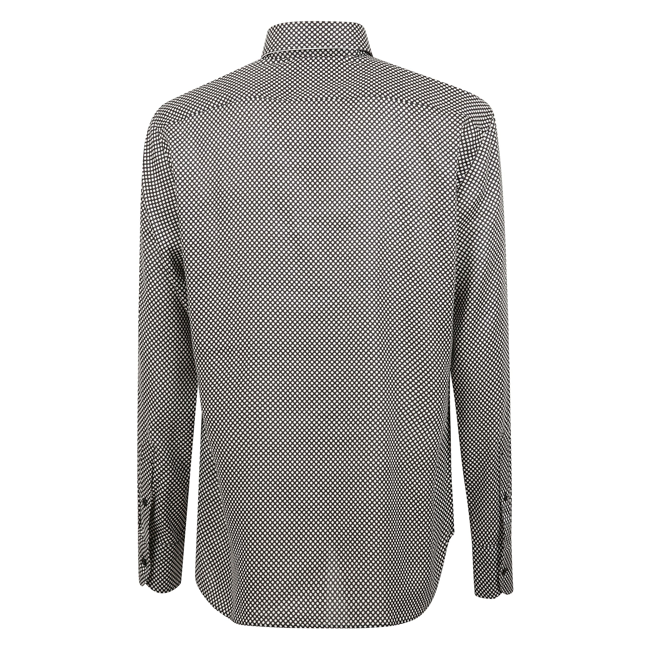 Camicia in lyocell con stampa a pois. chiusura frontale con bottoni in madreperla. maniche lunghe con polsini. vestibilità fluida e taglia conforme.