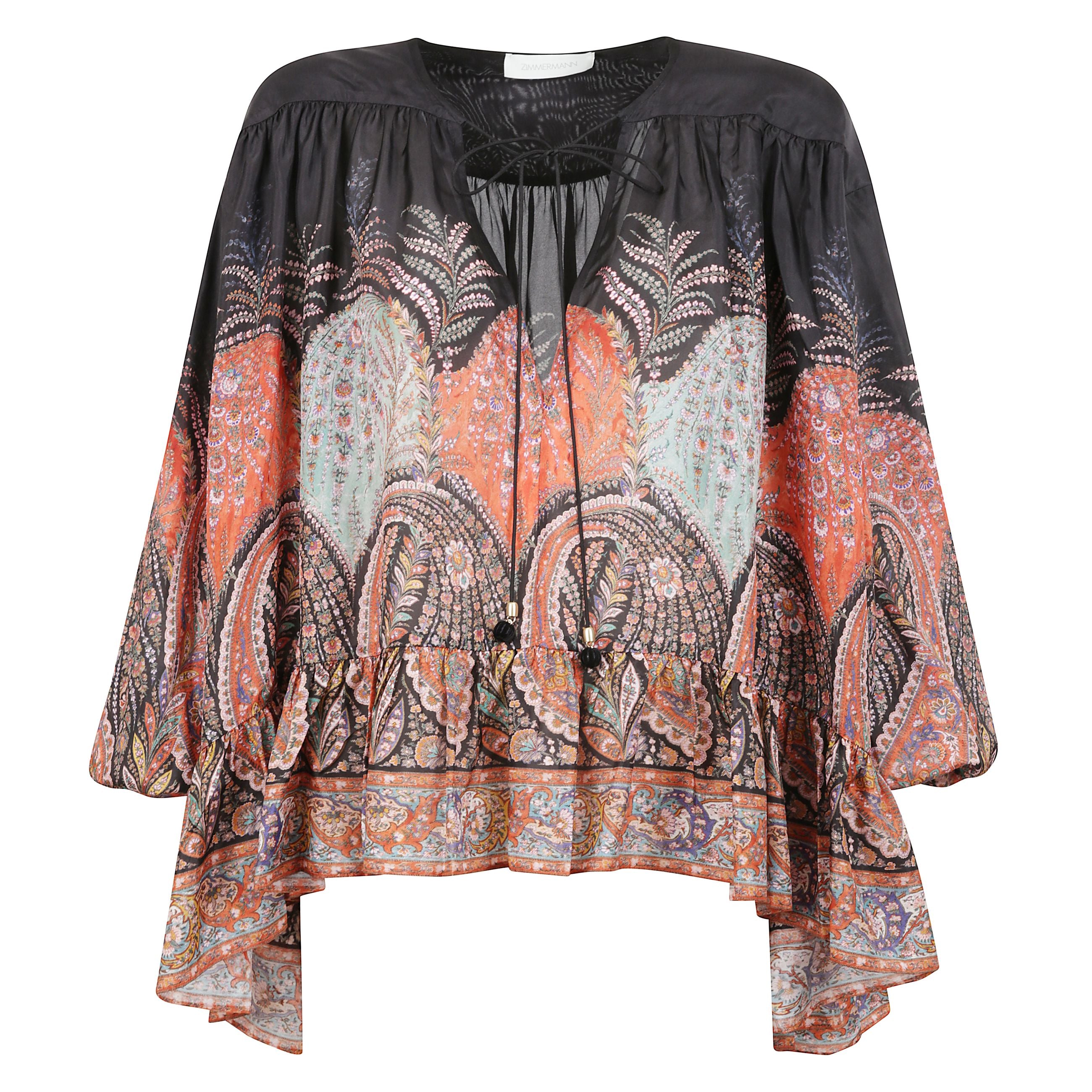 Blusa in seta con stampa paisley. girocollo con laccetto e maniche lunghe a palloncino con spalle scese e polsini elasticizzati. carré anteriore e posteriore con arricciature e orlo asimmetrico con volant.