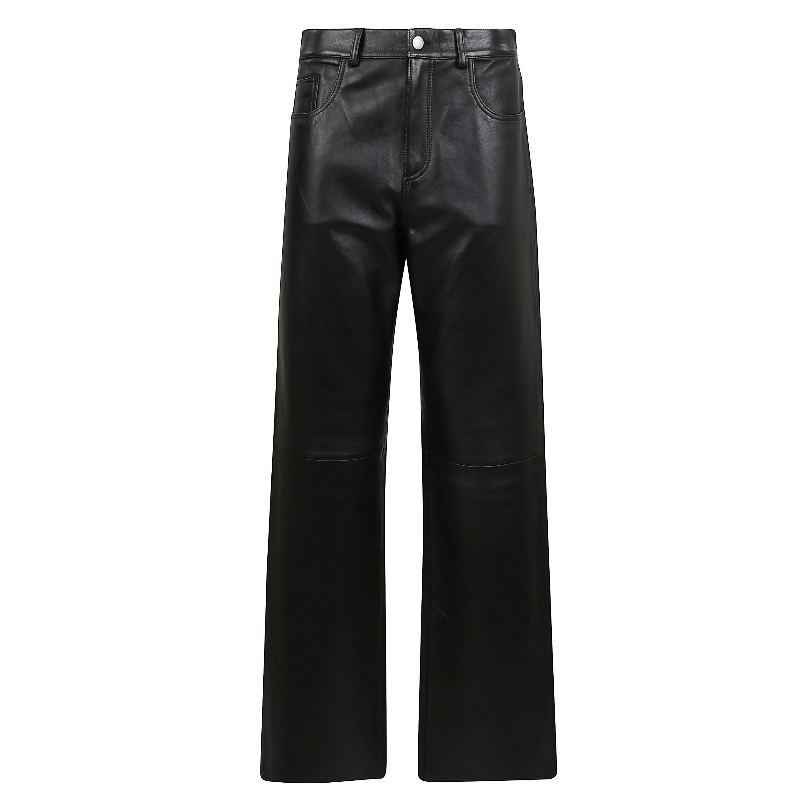 Pantaloni in pelle con taglio a gamba ampia. modello a cinque tasche. chiusura frontale con bottone.