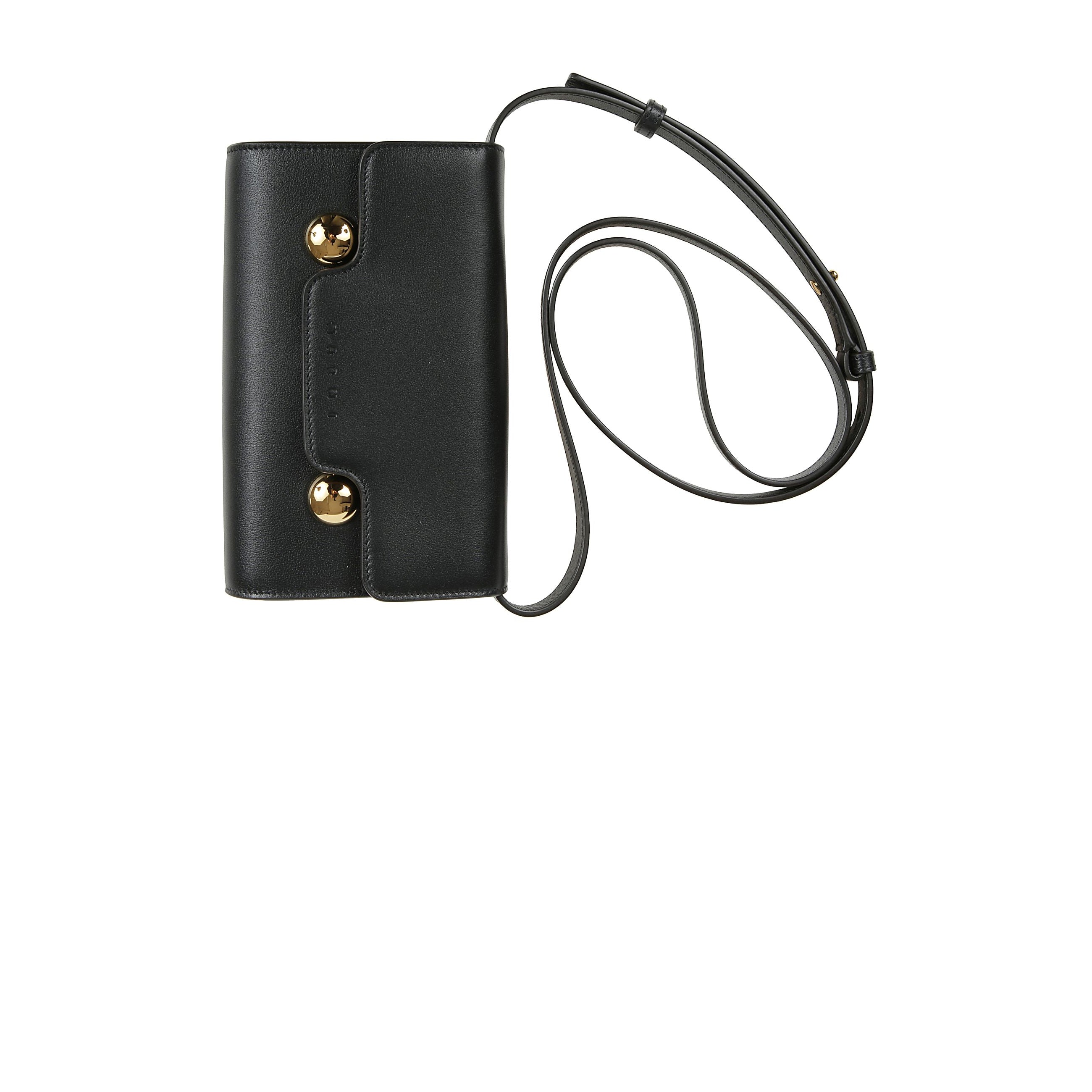 Pochette trunkaroo in pelle di vitello liscia. design dalle dimensioni ridotte con tracolla scorrevole, rimovibile e regolabile. chiusura con patta frontale sagomata, caratterizzata da due mezze sfere in metallo dal forte impatto visivo. interno foderato