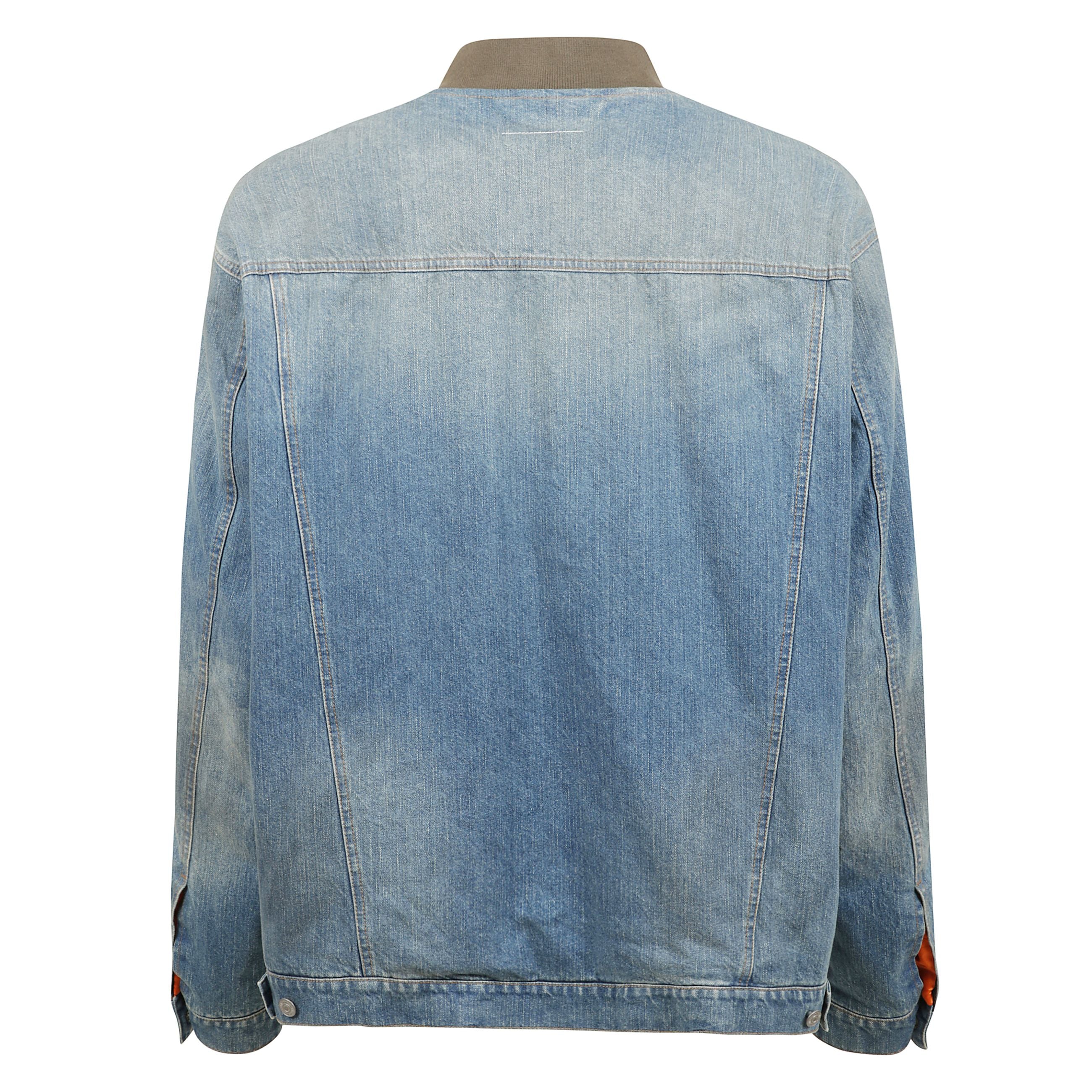 Bomber in twill di nylon imbottito e denim non elasticizzato con effetto scolorito. la giacca, con struttura a pannelli, presenta finiture a costine su collo alto, orlo e polsini. presenta inoltre chiusura a zip, tasche con patta, linguetta con bottoni re