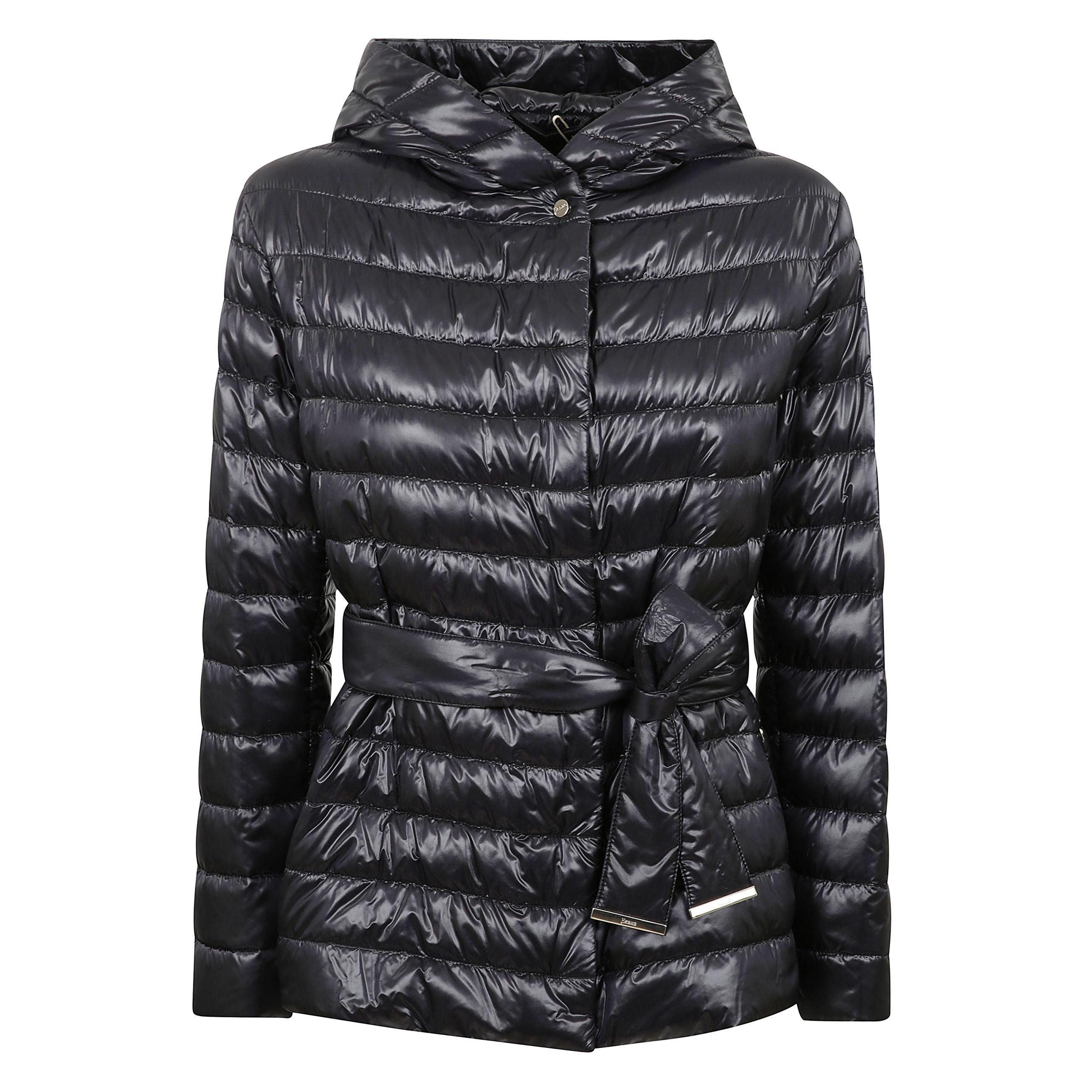 Piumino trapuntato con cappuccio, abbottonatura frontale, chiusura con nodo