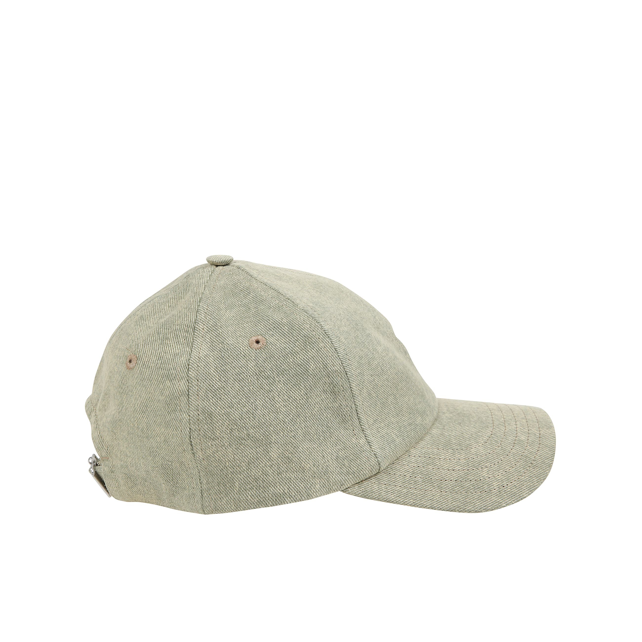 Cappellino realizzato in twill di cotone délavé per un effetto vissuto e raffinato. il design è impreziosito dal ricamo a catenella "ami de coeur" in tonalità off-white sul davanti, dettaglio distintivo del brand. dotato di fodera in cotone, occhielli