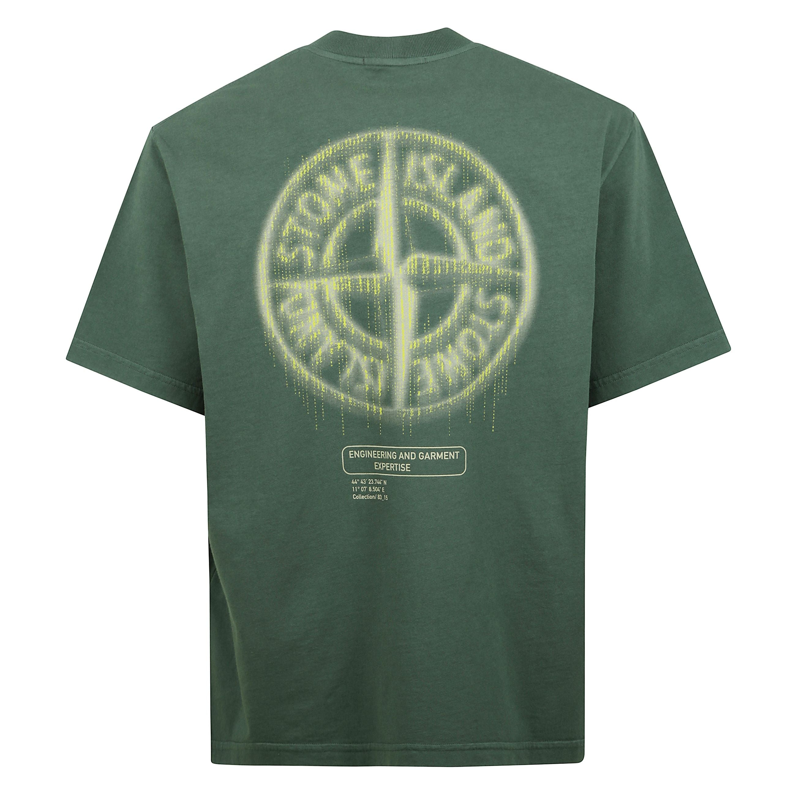 T-shirt stone island in cotone, con collo a coste e maniche corte. vestibilità regolare e design minimalista. un capo essenziale per uno stile contemporaneo e autentico.