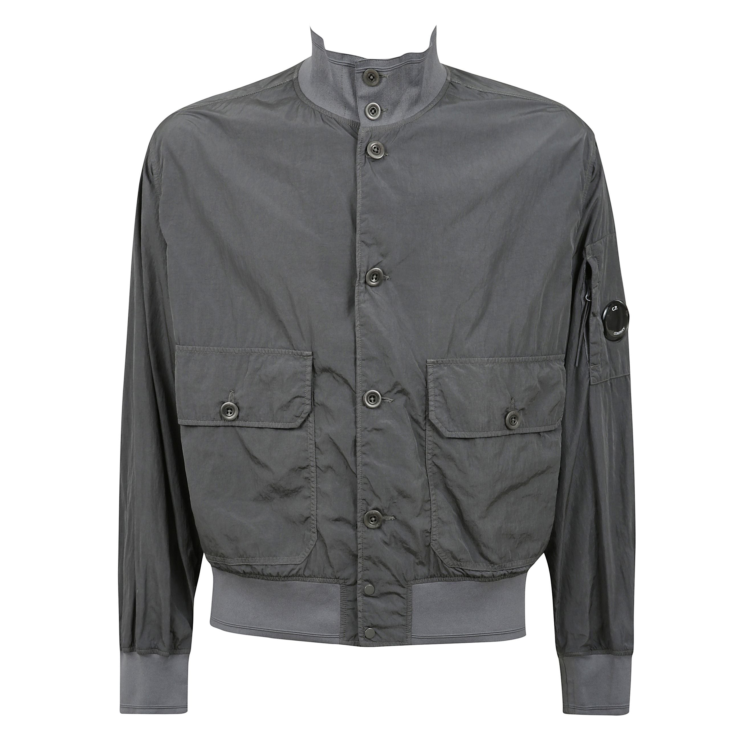 Chrome-r full button jacket
giacca con chiusura frontale con bottoni e zip, due tasche frontali con pattina, tasca con zip sulla manica e caratteristico motivo lens