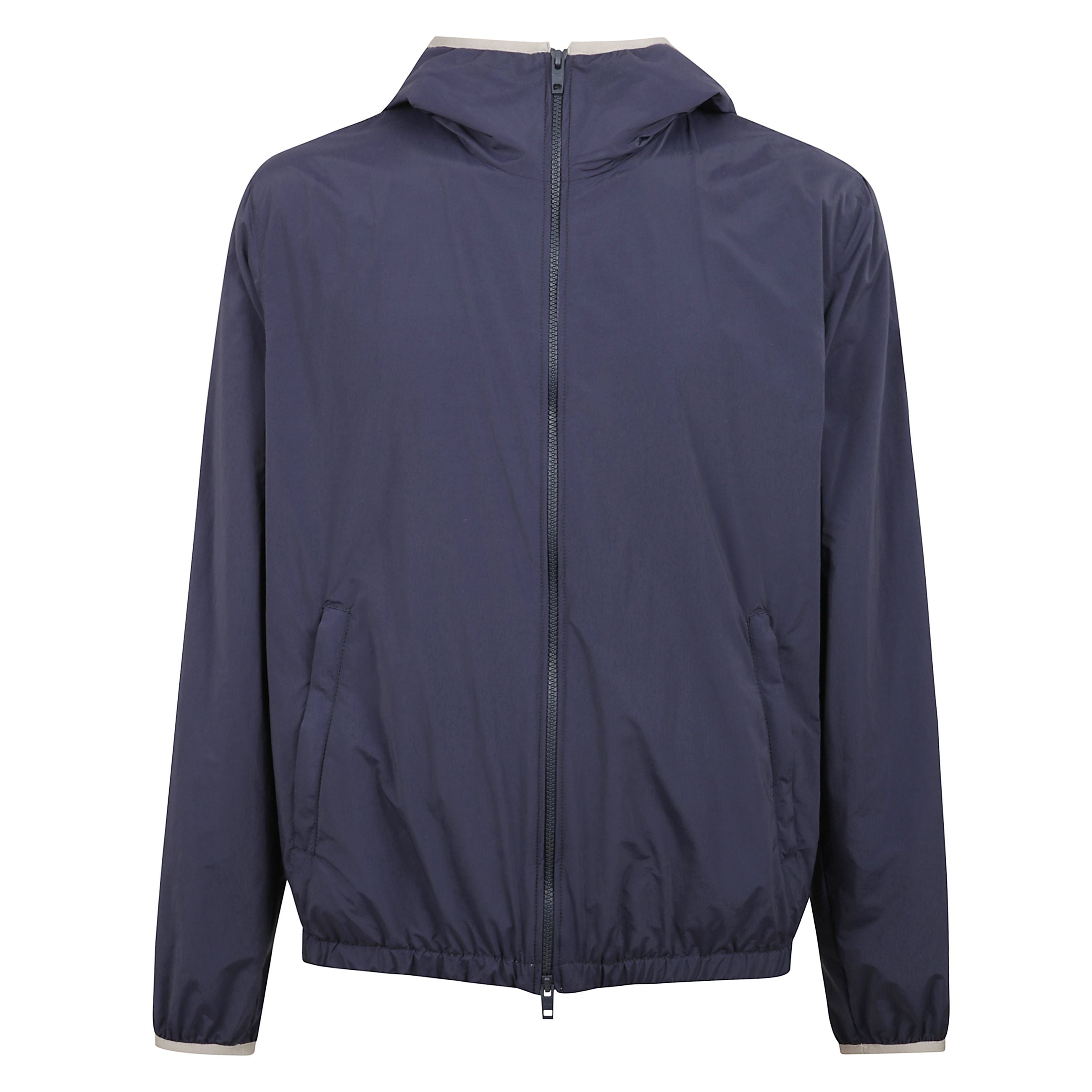 Giacca a vento, chiusura frontale con zip, cappuccio, due tasche laterali a filetto e applicazione sulla manica con logo