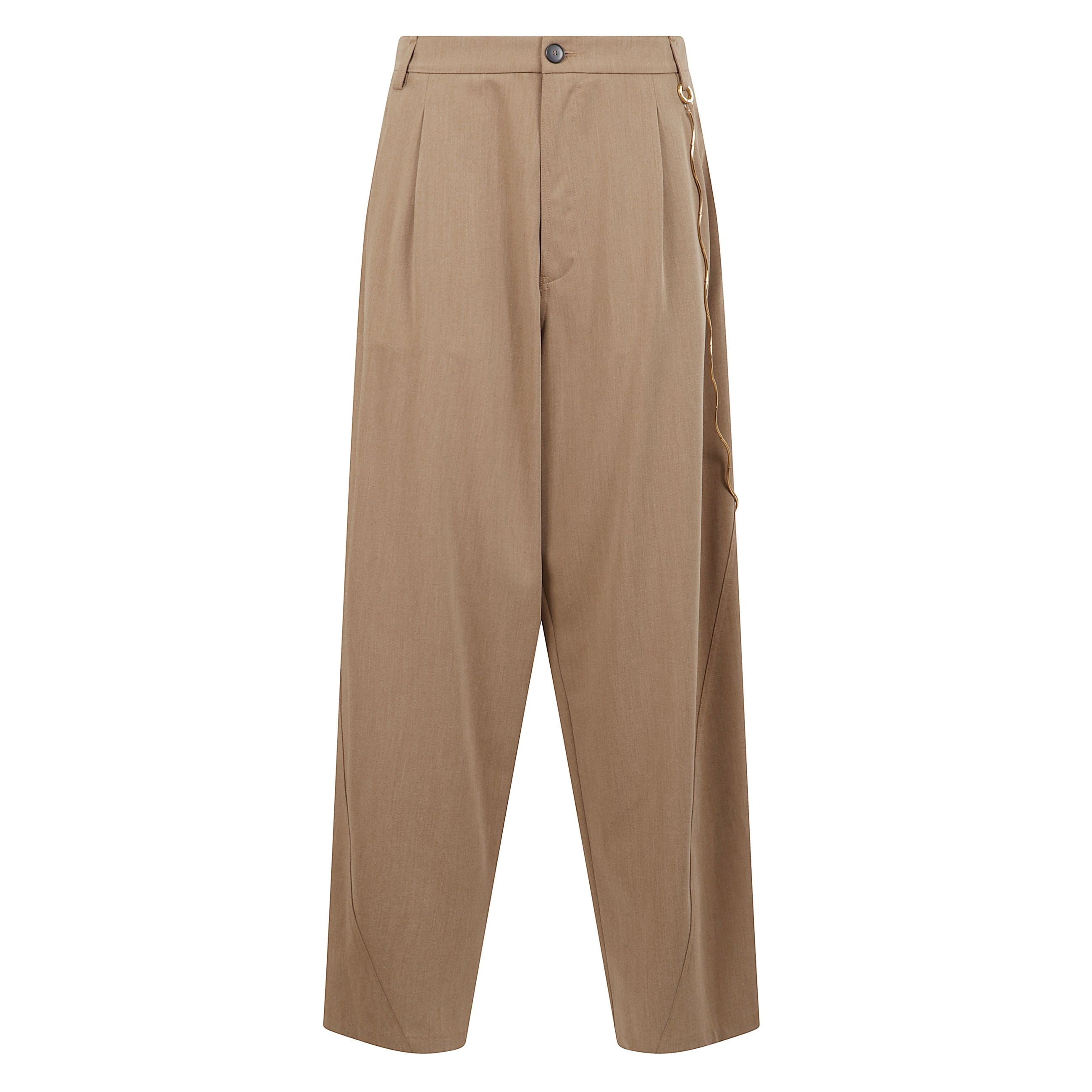 Pantalone a vita bassa con pince frontali e vestibilità rilassata. chiusura con zip e bottone e passanti per cintura. due tasche a filetto laterali, una tasca a filetto sul retro. accessorio catena rimovibile color oro applicata sul lato.