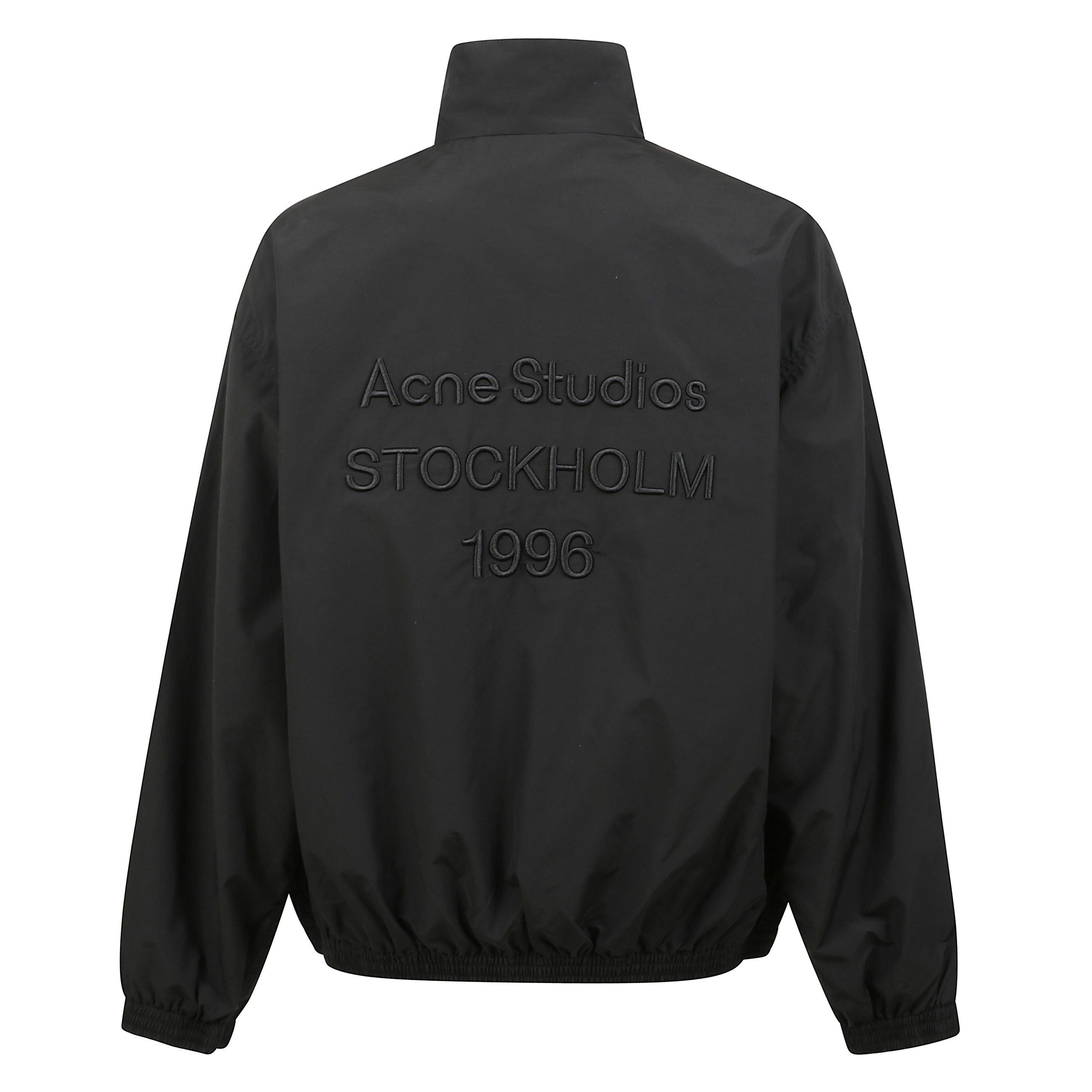 Giacca nera oversize leggera dal finish liscio e idrorepellente. la silhouette rilassata è valorizzata da linee pulite e dettagli funzionali: chiusura frontale con zip, colletto alto, polsini e orlo elasticizzati per una vestibilità comoda e definita. s