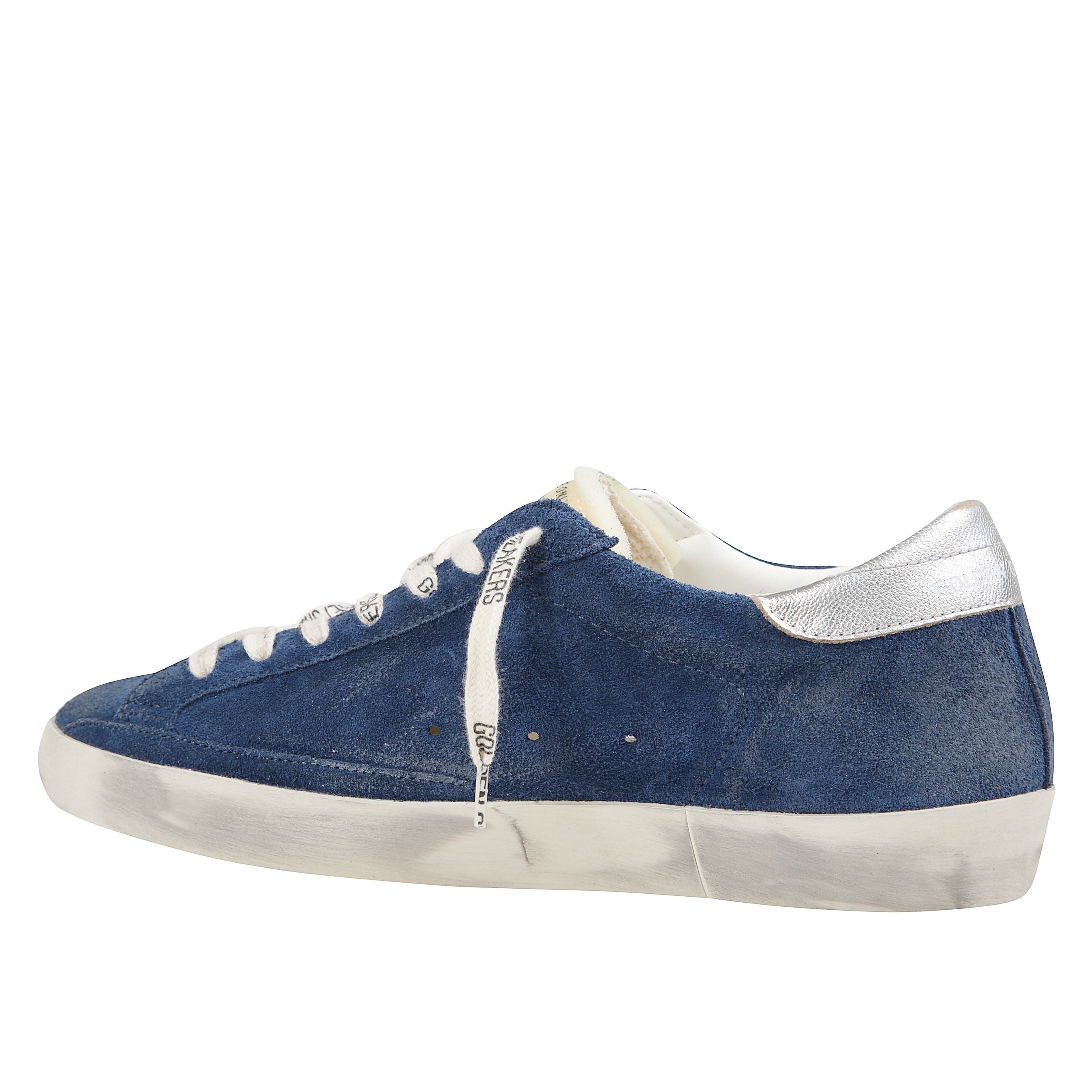 Sneakers in camoscio blu. linguetta imbottita a contrasto che presenta dettagli con scritte. stella laterale in pelle bianca. talloncino metallizzato argento. lacci con firma golden goose. suola in gomma effetto usato.