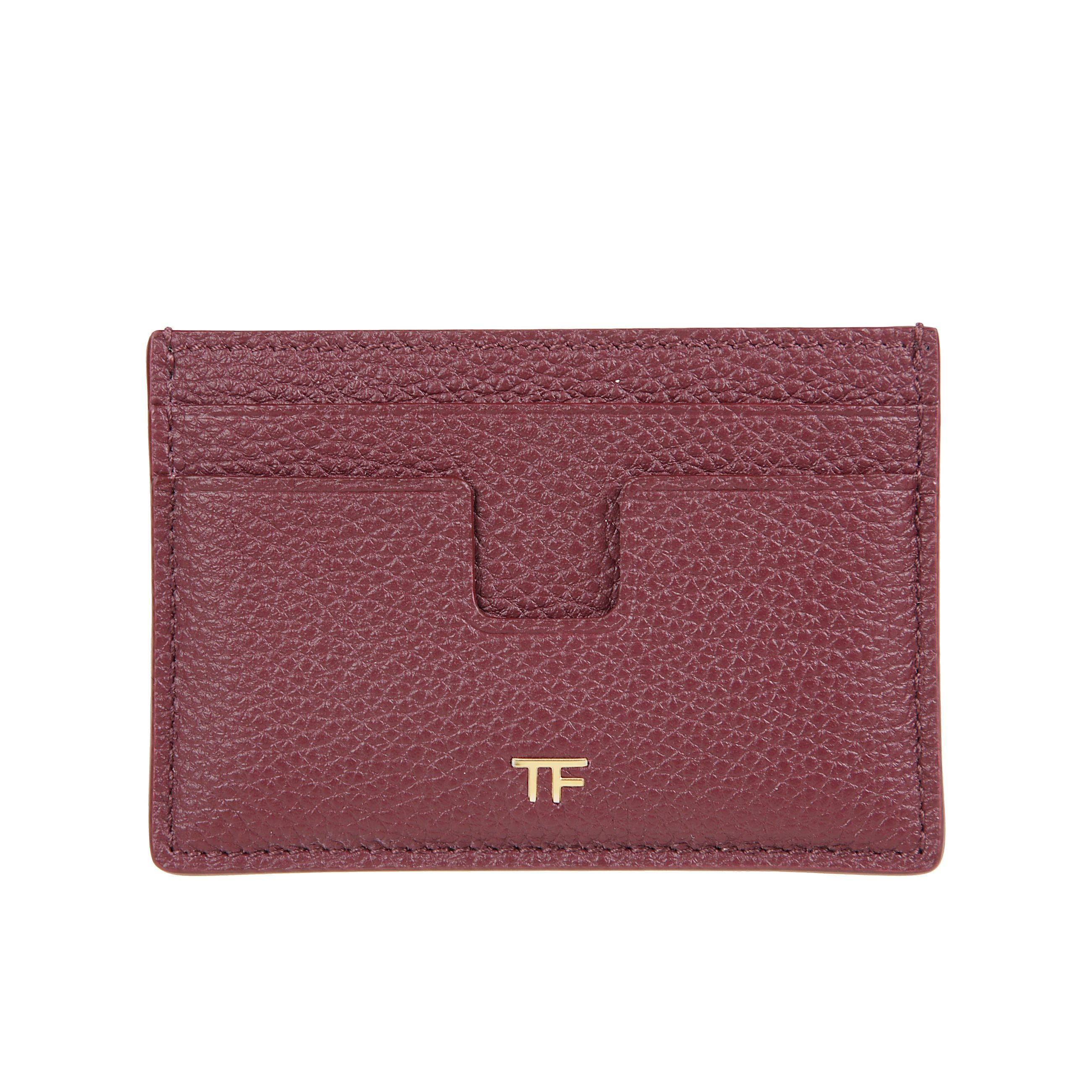 Portacarte in pelle dal design compatto ed elegante con bordi smussati. fessure per tessere multiple e logo a contrasto con monogramma tf, distintive del brand tom ford.